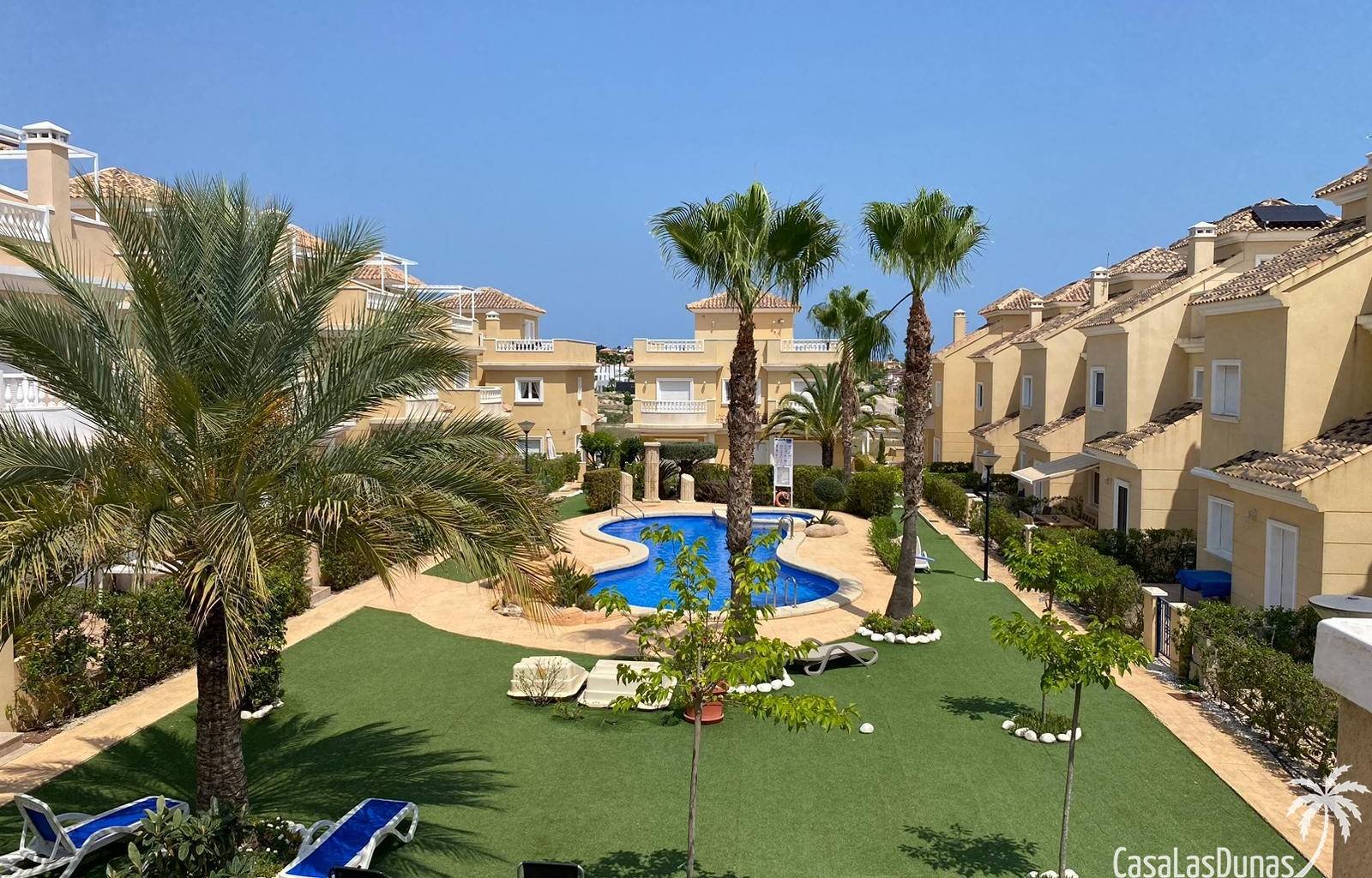  Genießen Sie einen erholsamen Aufenthalt unter der spanischen Sonne in diesem modernen und geräumigen Haus in der begehrten Wohngegend La Marina in S
