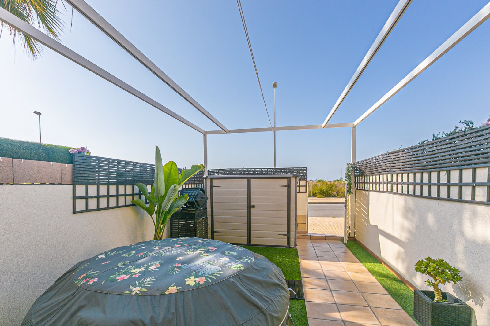 Wir präsentieren dieses schöne Reihenhaus, verteilt auf Erdgeschoss, erstes Obergeschoss und Solarium, gelegen in einer ruhigen und gepflegten Wohnan