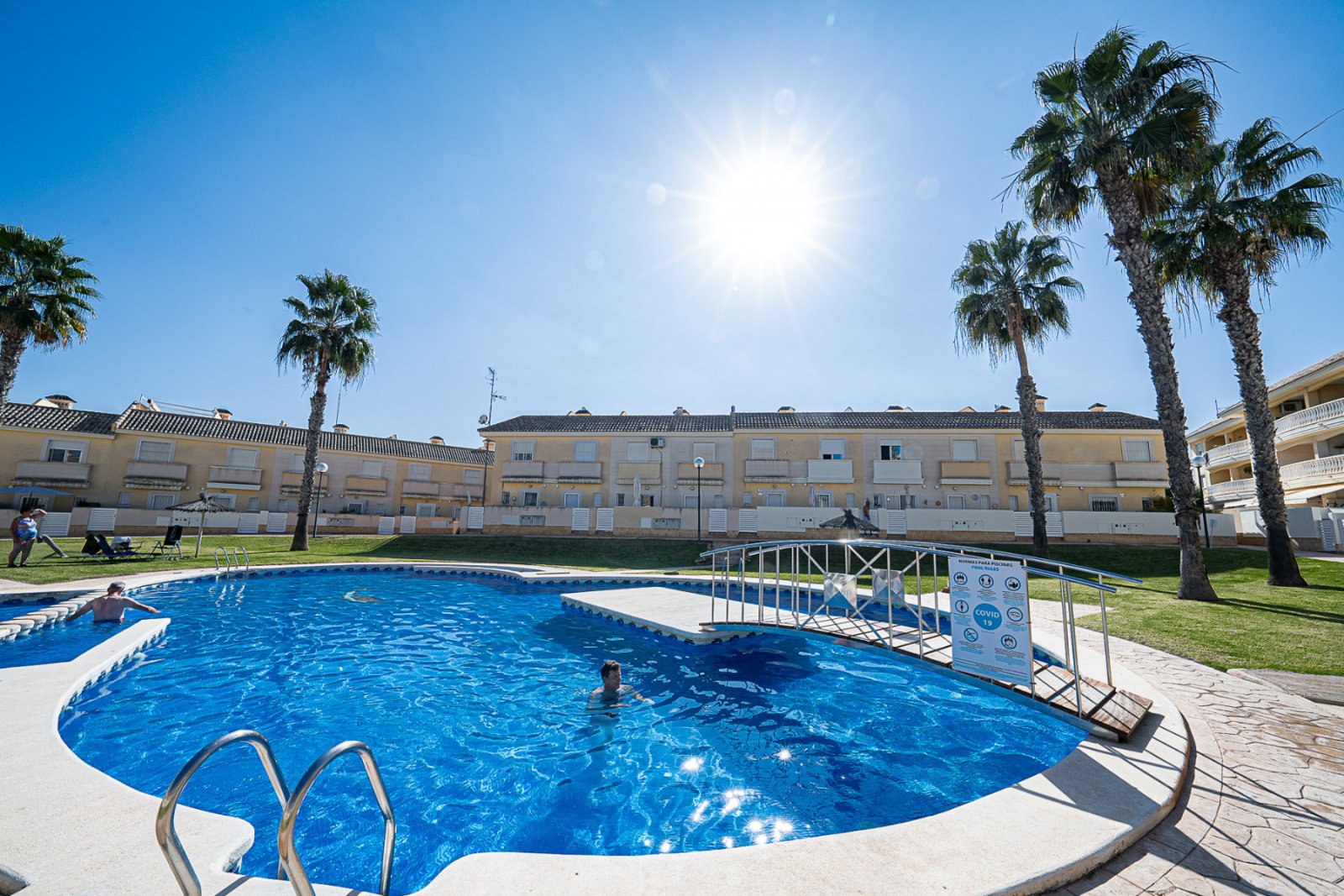 Wir präsentieren dieses schöne Reihenhaus, verteilt auf Erdgeschoss, erstes Obergeschoss und Solarium, gelegen in einer ruhigen und gepflegten Wohnan
