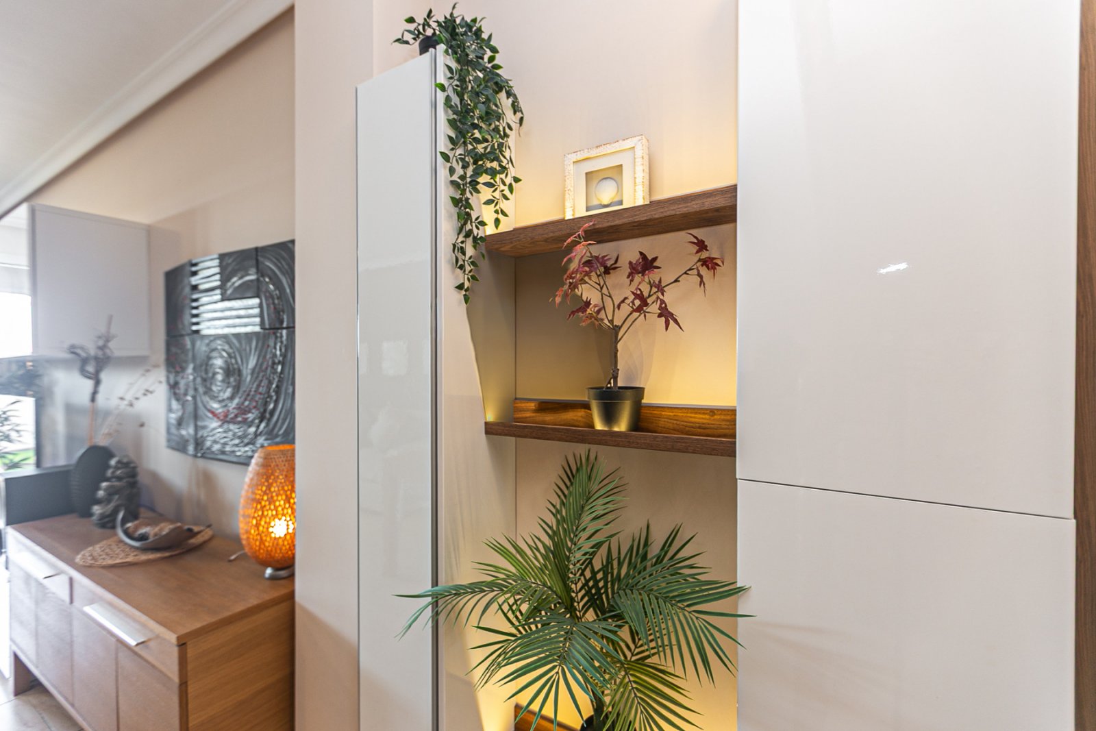Wir präsentieren dieses schöne Reihenhaus, verteilt auf Erdgeschoss, erstes Obergeschoss und Solarium, gelegen in einer ruhigen und gepflegten Wohnan