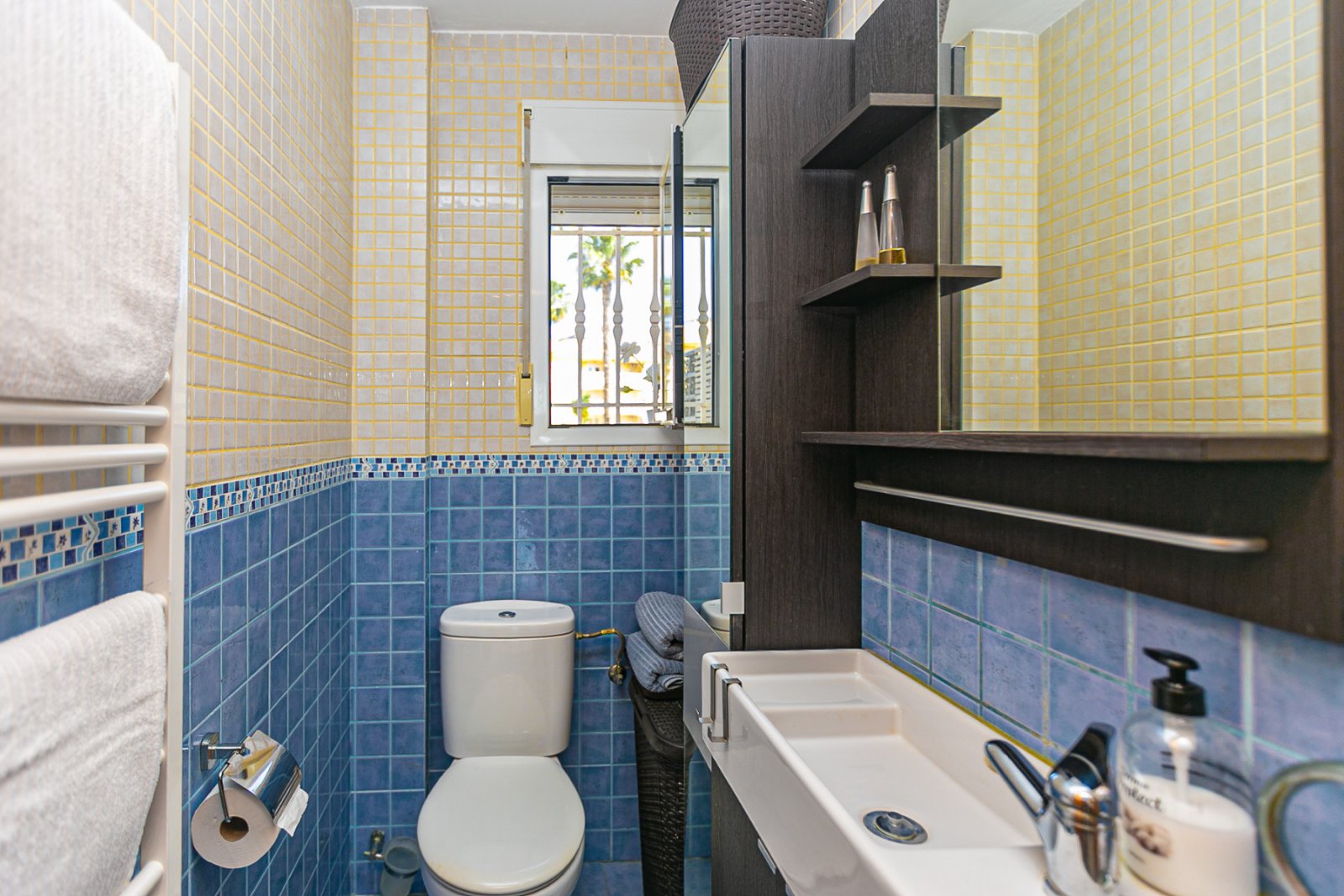 Wir präsentieren dieses schöne Reihenhaus, verteilt auf Erdgeschoss, erstes Obergeschoss und Solarium, gelegen in einer ruhigen und gepflegten Wohnan