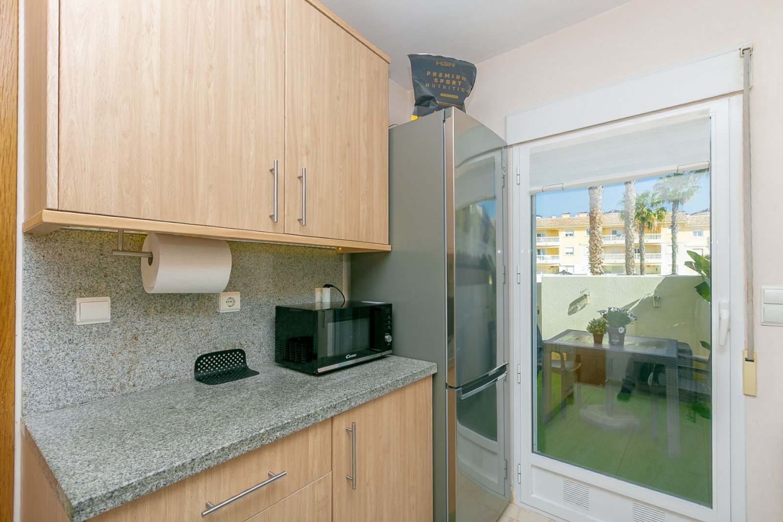Wir präsentieren dieses schöne Reihenhaus, verteilt auf Erdgeschoss, erstes Obergeschoss und Solarium, gelegen in einer ruhigen und gepflegten Wohnan