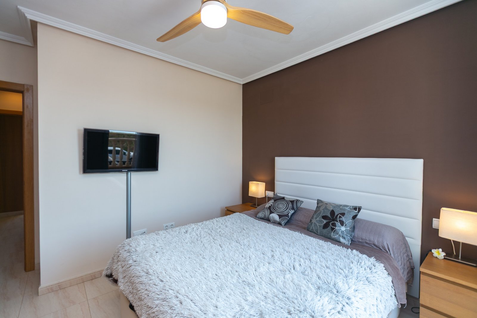 Wir präsentieren dieses schöne Reihenhaus, verteilt auf Erdgeschoss, erstes Obergeschoss und Solarium, gelegen in einer ruhigen und gepflegten Wohnan