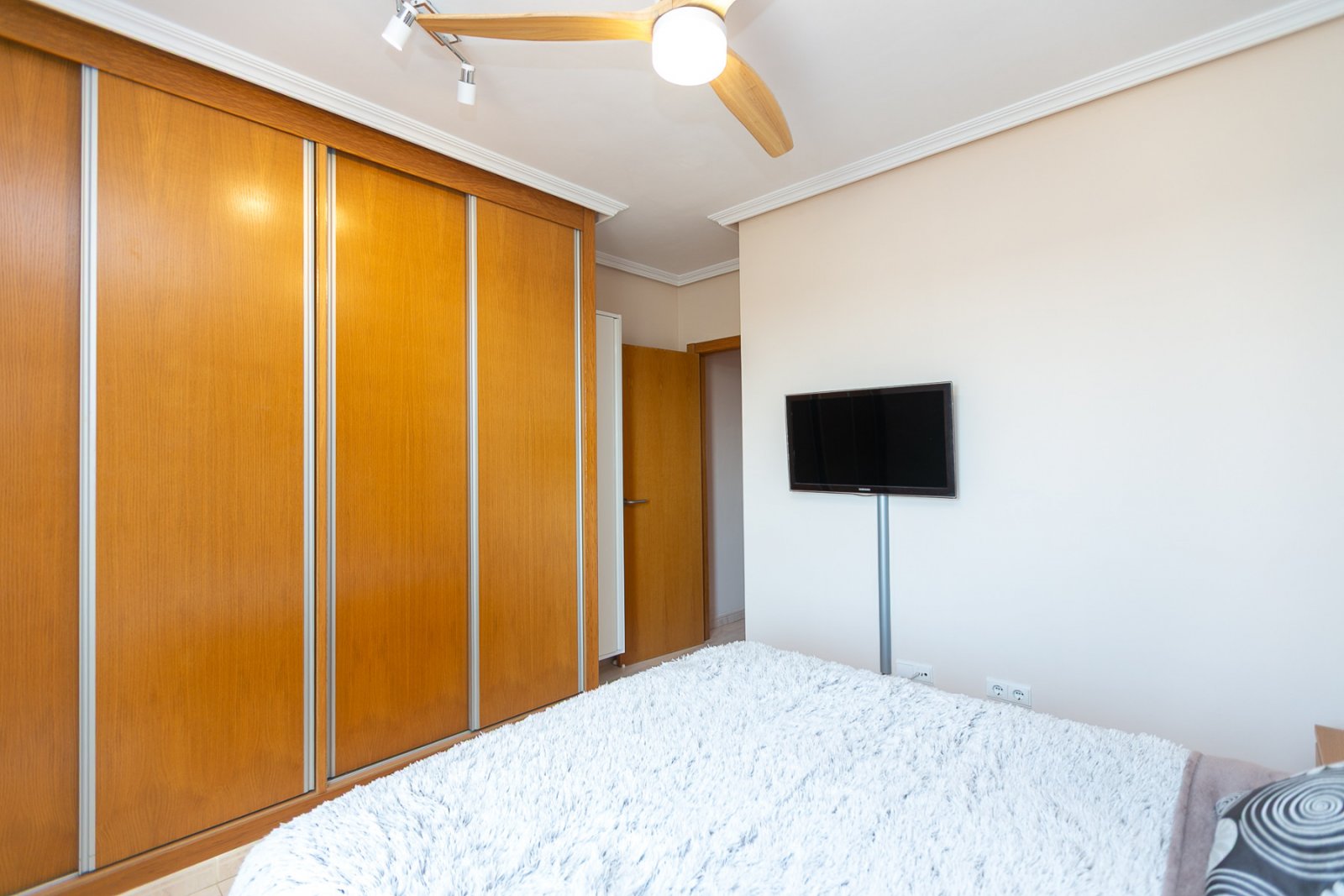 Wir präsentieren dieses schöne Reihenhaus, verteilt auf Erdgeschoss, erstes Obergeschoss und Solarium, gelegen in einer ruhigen und gepflegten Wohnan