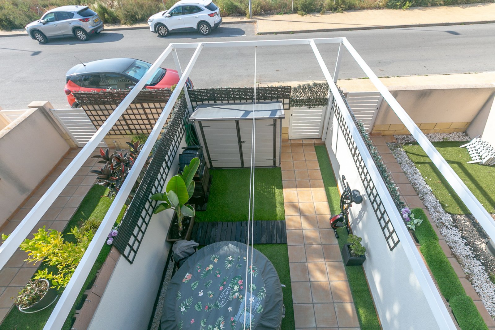 Wir präsentieren dieses schöne Reihenhaus, verteilt auf Erdgeschoss, erstes Obergeschoss und Solarium, gelegen in einer ruhigen und gepflegten Wohnan