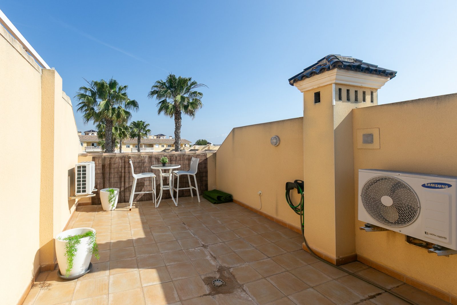 Wir präsentieren dieses schöne Reihenhaus, verteilt auf Erdgeschoss, erstes Obergeschoss und Solarium, gelegen in einer ruhigen und gepflegten Wohnan