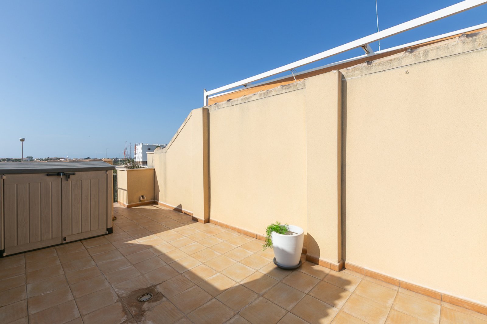 Wir präsentieren dieses schöne Reihenhaus, verteilt auf Erdgeschoss, erstes Obergeschoss und Solarium, gelegen in einer ruhigen und gepflegten Wohnan