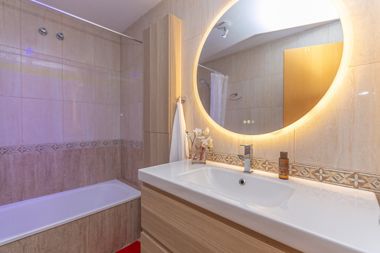 Wir präsentieren dieses schöne Reihenhaus, verteilt auf Erdgeschoss, erstes Obergeschoss und Solarium, gelegen in einer ruhigen und gepflegten Wohnan