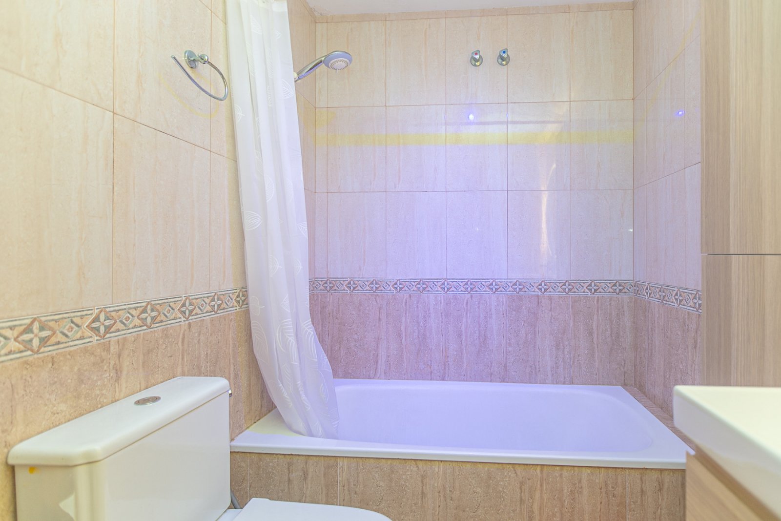 Wir präsentieren dieses schöne Reihenhaus, verteilt auf Erdgeschoss, erstes Obergeschoss und Solarium, gelegen in einer ruhigen und gepflegten Wohnan