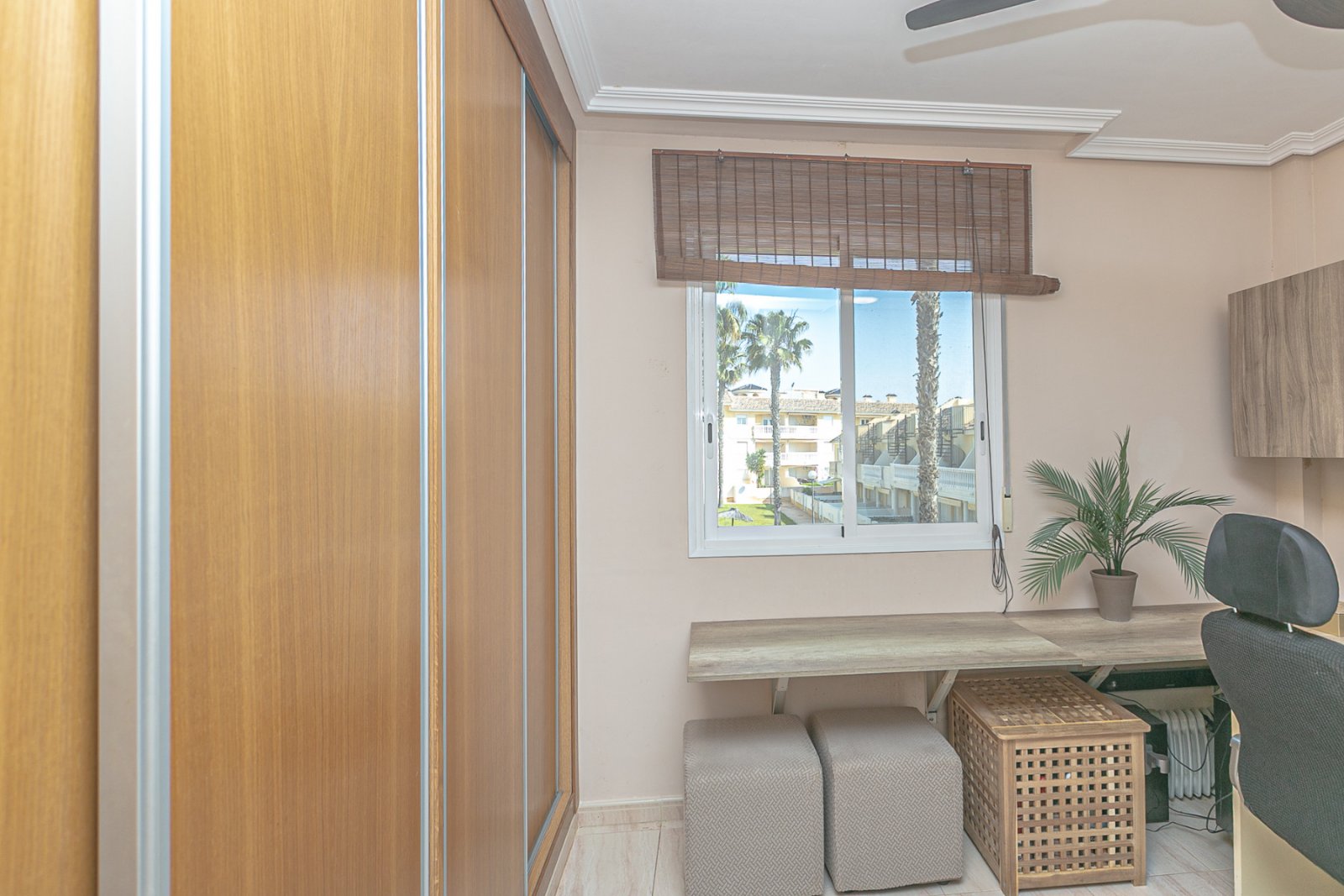 Wir präsentieren dieses schöne Reihenhaus, verteilt auf Erdgeschoss, erstes Obergeschoss und Solarium, gelegen in einer ruhigen und gepflegten Wohnan
