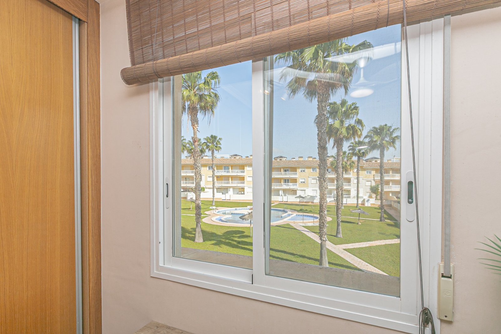 Wir präsentieren dieses schöne Reihenhaus, verteilt auf Erdgeschoss, erstes Obergeschoss und Solarium, gelegen in einer ruhigen und gepflegten Wohnan