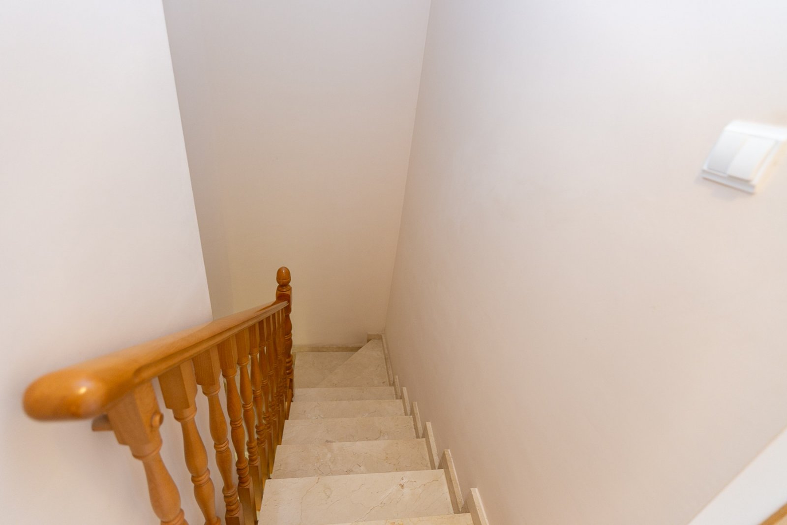 Wir präsentieren dieses schöne Reihenhaus, verteilt auf Erdgeschoss, erstes Obergeschoss und Solarium, gelegen in einer ruhigen und gepflegten Wohnan