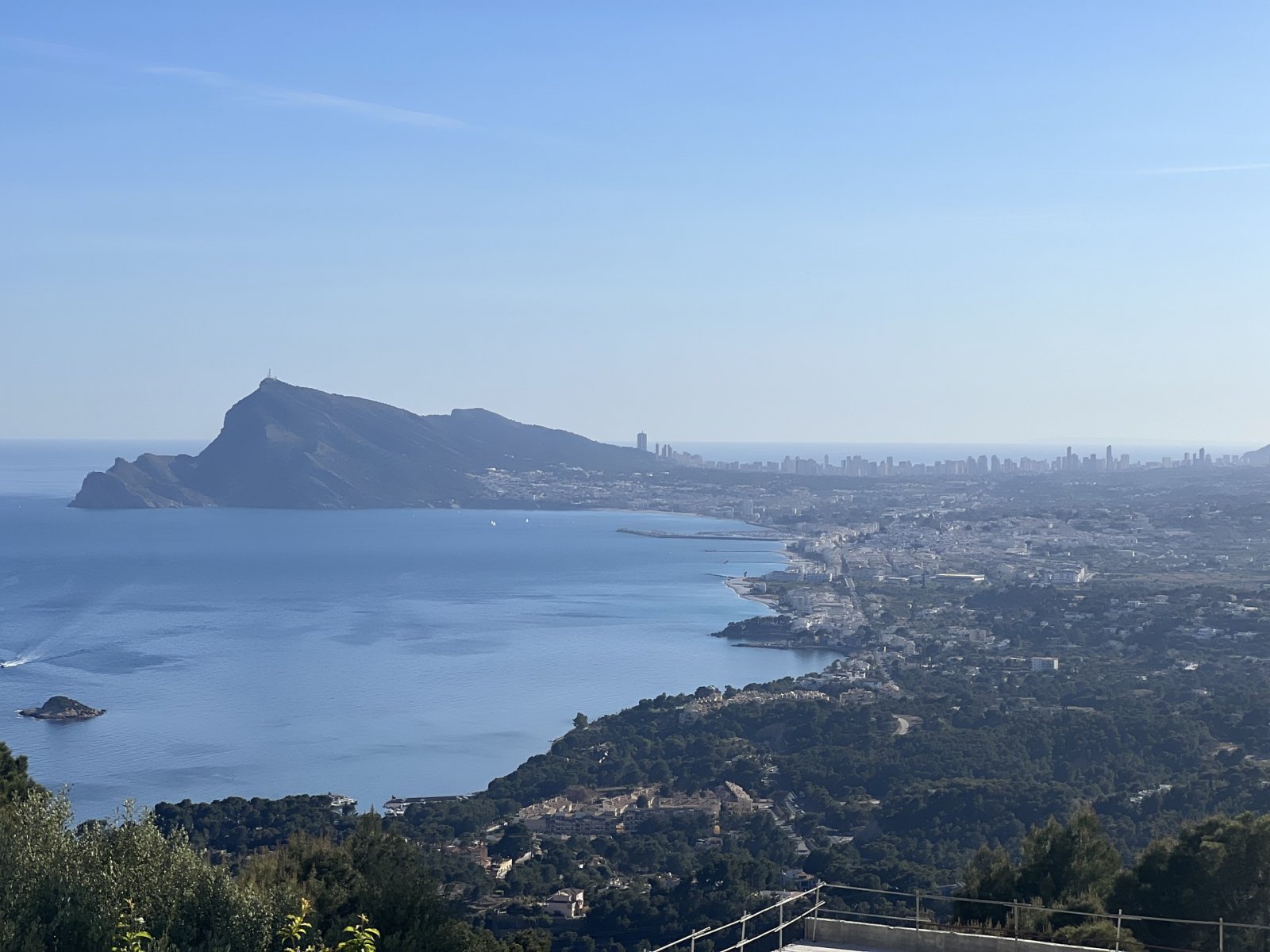 Diese Villa befindet sich in der exklusiven Gegend von Altea und bietet eine privilegierte Umgebung mit Meerblick. Die Immobilie liegt nur 3 km von d