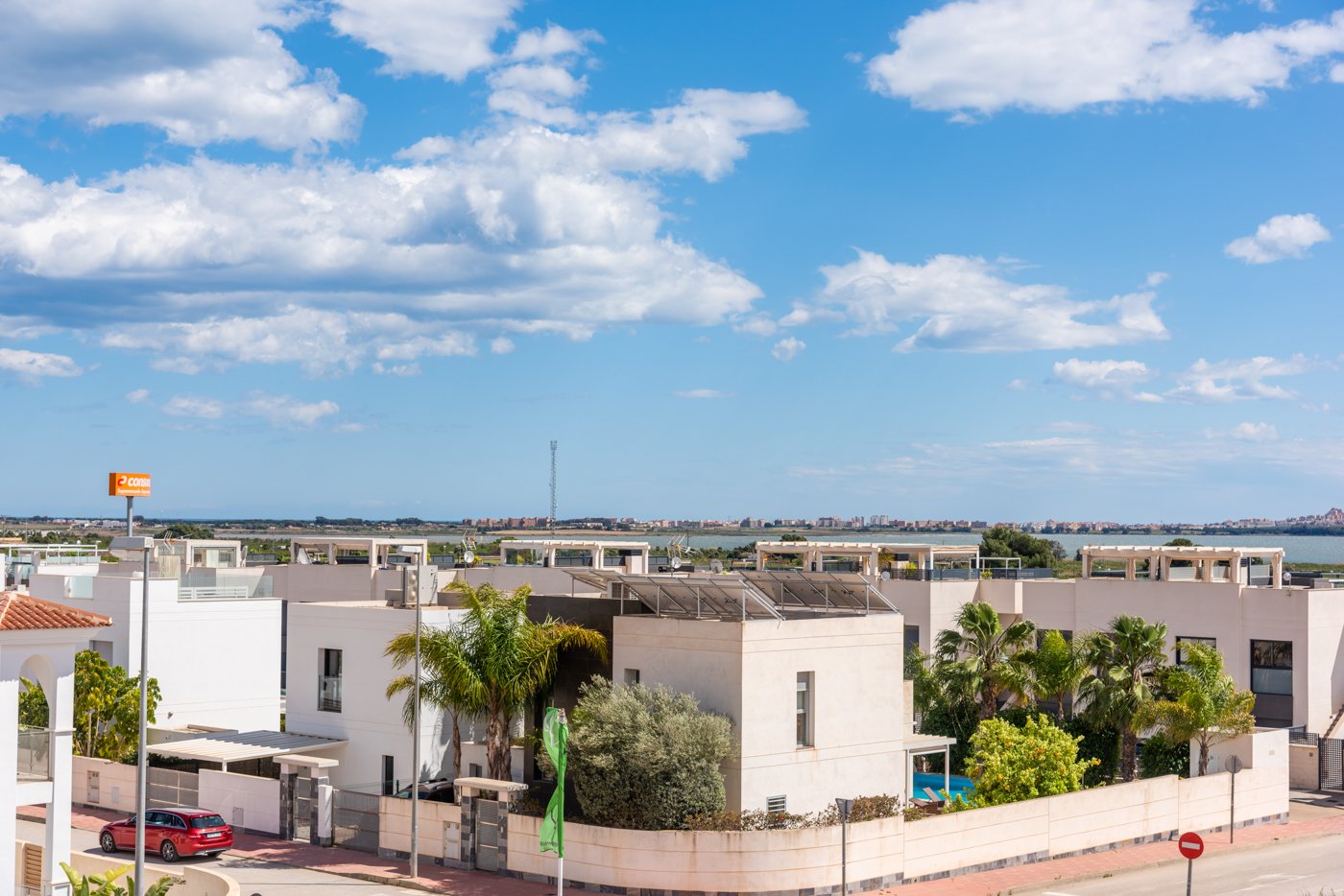 In der charmanten Stadt Ciudad Quesada gelegen, bietet diese exklusive Sammlung von 6 unabhängigen Immobilien eine privilegierte Umgebung mit Meerbli