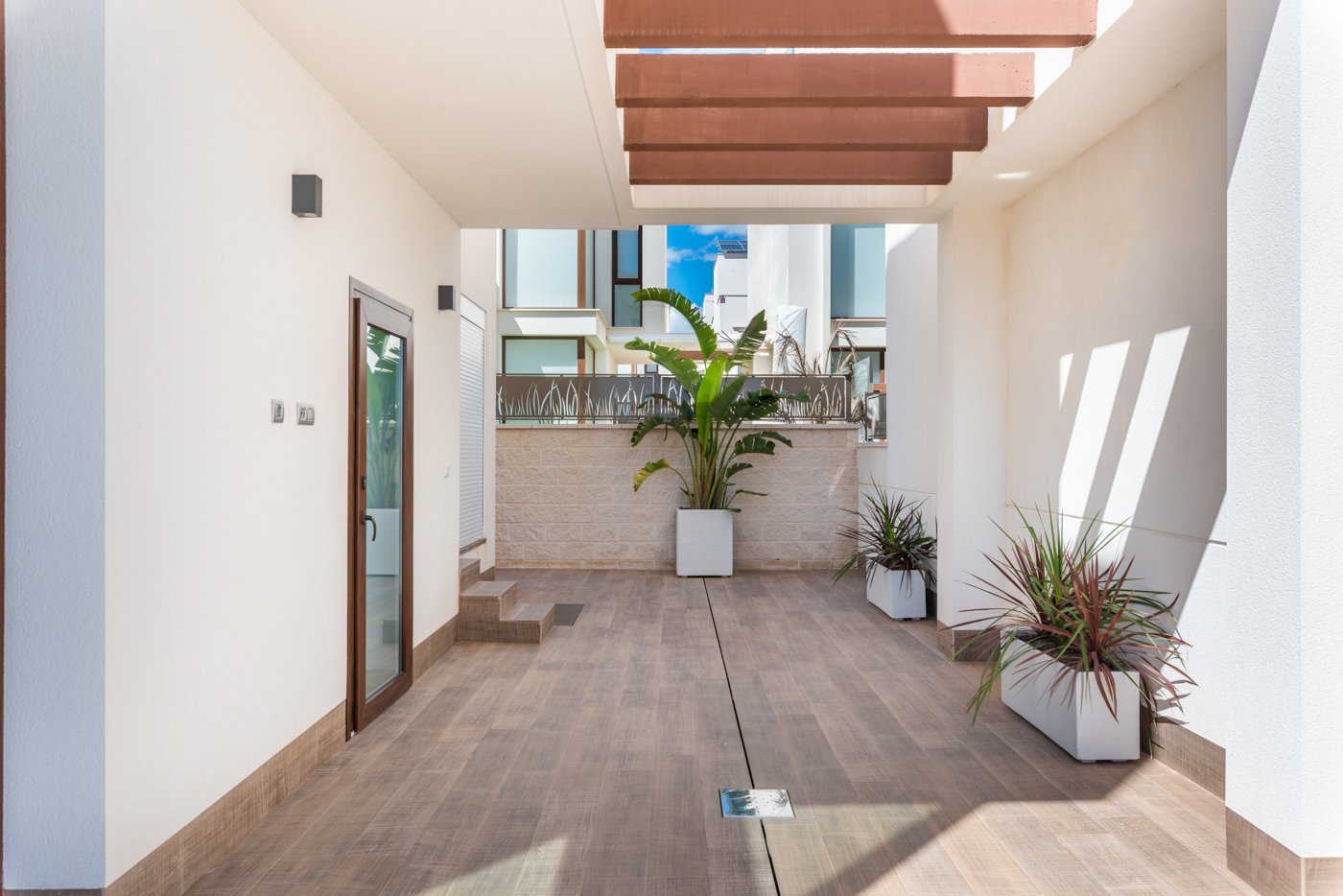 In der charmanten Stadt Ciudad Quesada gelegen, bietet diese exklusive Sammlung von 6 unabhängigen Immobilien eine privilegierte Umgebung mit Meerbli