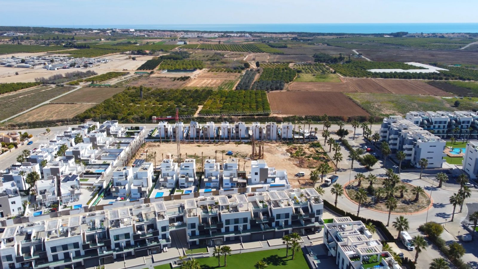  In der charmanten Stadt Guardamar del Segura gelegen, bietet diese exklusive Wohnresidenz eine Auswahl von 26 Immobilien, darunter Apartments, Erdges