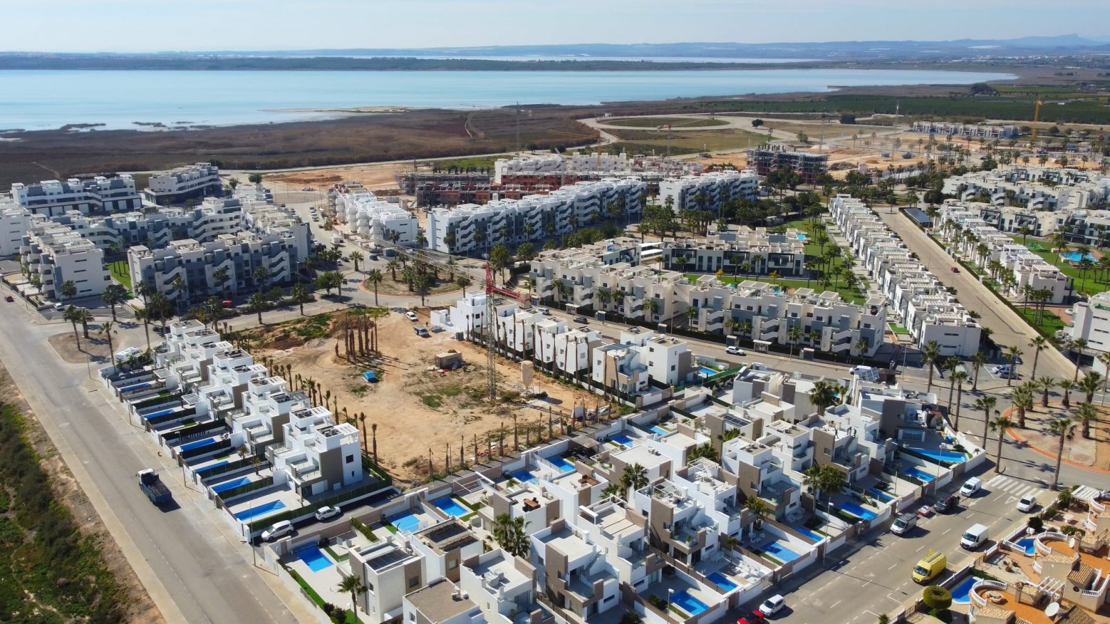  In der charmanten Stadt Guardamar del Segura gelegen, bietet diese exklusive Wohnresidenz eine Auswahl von 26 Immobilien, darunter Apartments, Erdges