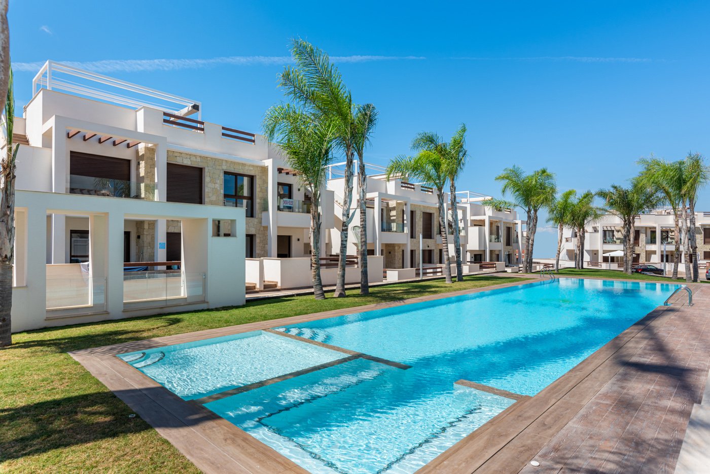 Erleben Sie den ultimativen mediterranen Lebensstil in diesem atemberaubenden Bungalow im obersten Stockwerk mit 2 Schlafzimmern und 2 Bädern an der