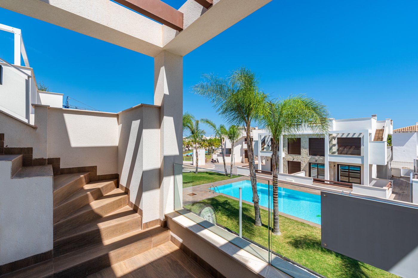 Erleben Sie den ultimativen mediterranen Lebensstil in diesem atemberaubenden Bungalow im obersten Stockwerk mit 2 Schlafzimmern und 2 Bädern an der