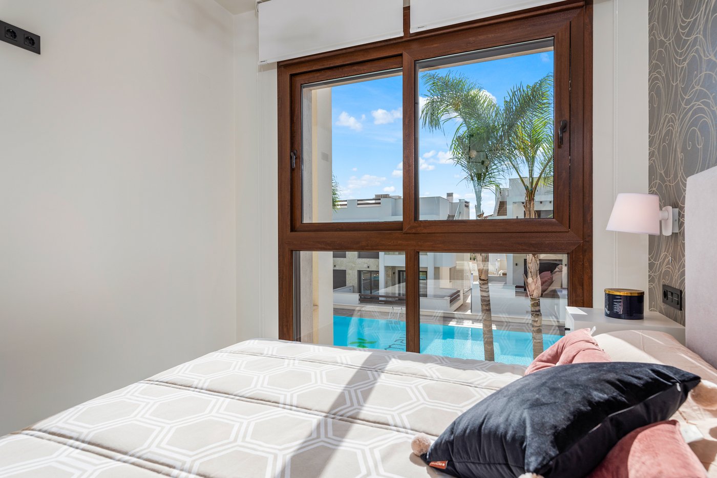 Erleben Sie den ultimativen mediterranen Lebensstil in diesem atemberaubenden Bungalow im obersten Stockwerk mit 2 Schlafzimmern und 2 Bädern an der