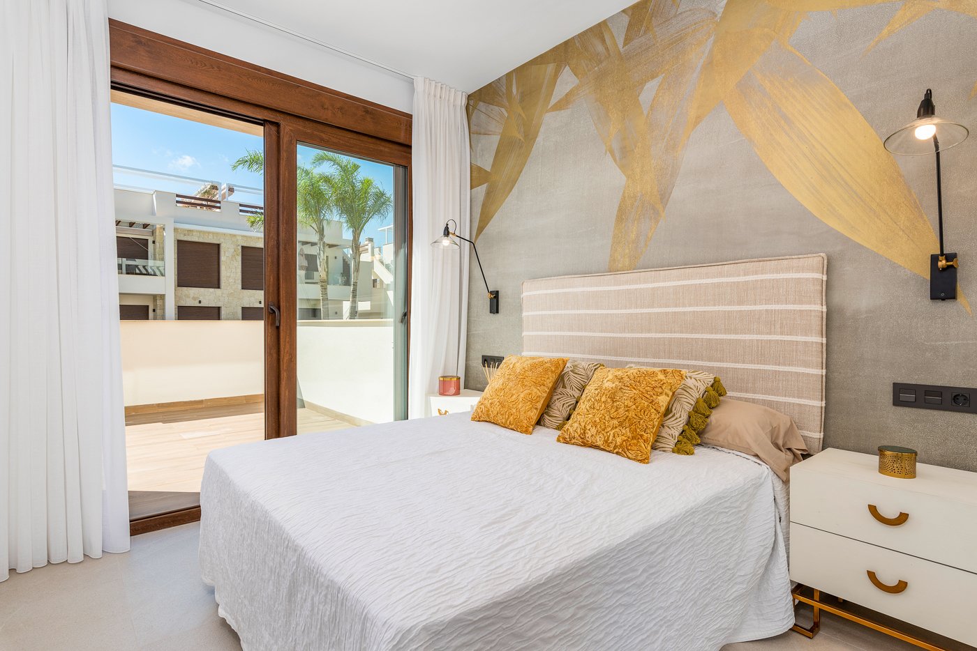 Erleben Sie den ultimativen mediterranen Lebensstil in diesem atemberaubenden Bungalow im obersten Stockwerk mit 2 Schlafzimmern und 2 Bädern an der
