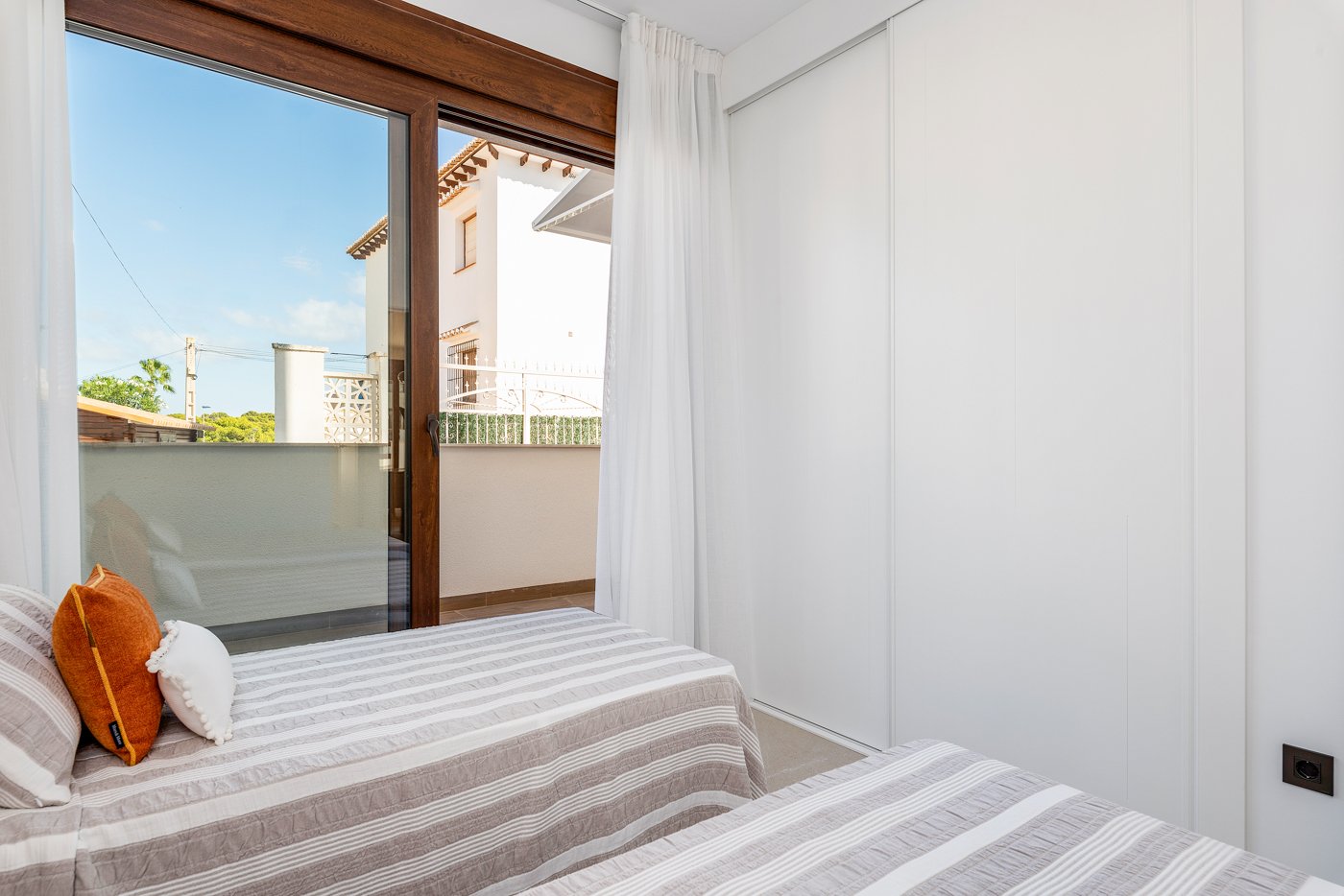 Erleben Sie den ultimativen mediterranen Lebensstil in diesem atemberaubenden Bungalow im obersten Stockwerk mit 2 Schlafzimmern und 2 Bädern an der