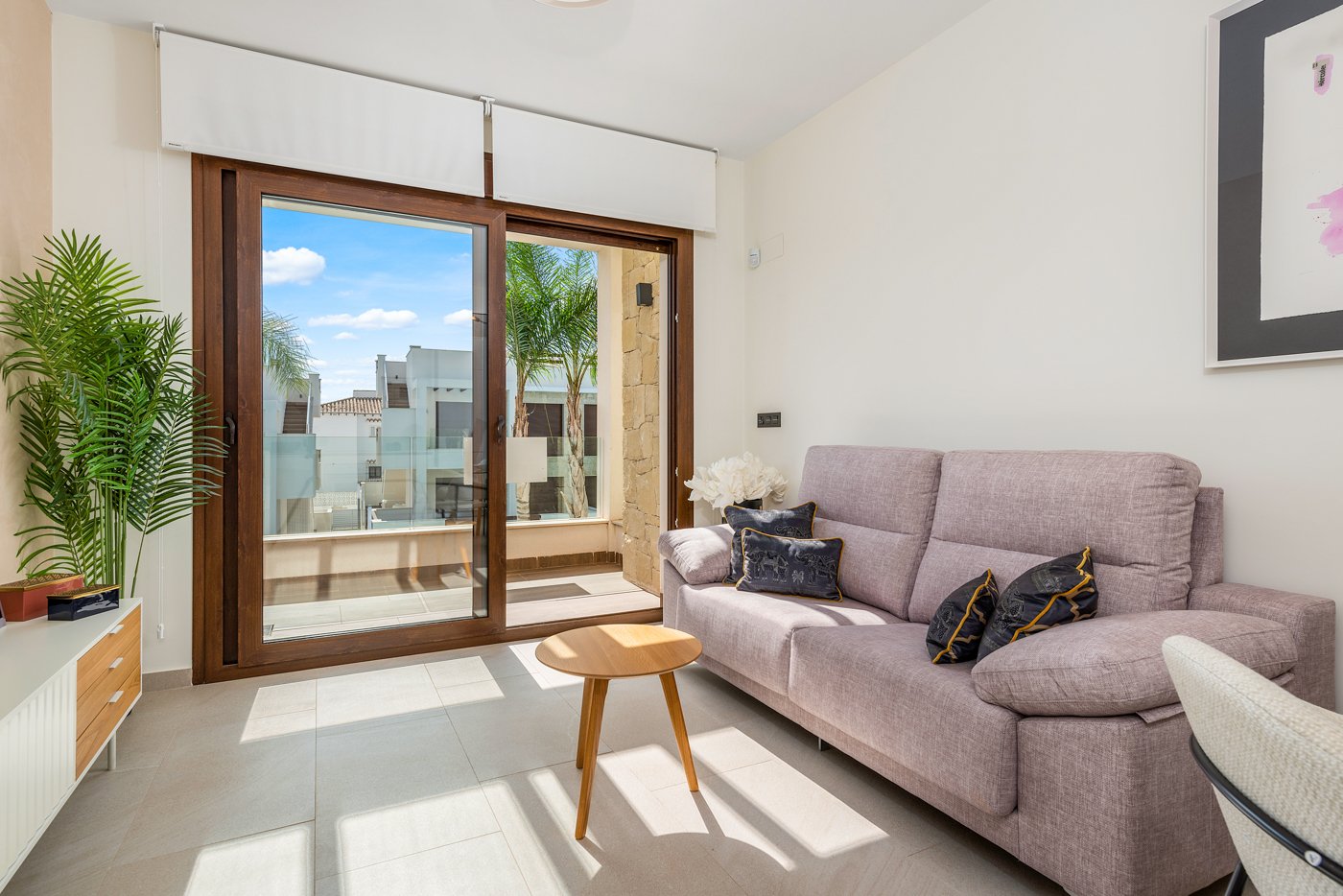 Erleben Sie den ultimativen mediterranen Lebensstil in diesem atemberaubenden Bungalow im obersten Stockwerk mit 2 Schlafzimmern und 2 Bädern an der