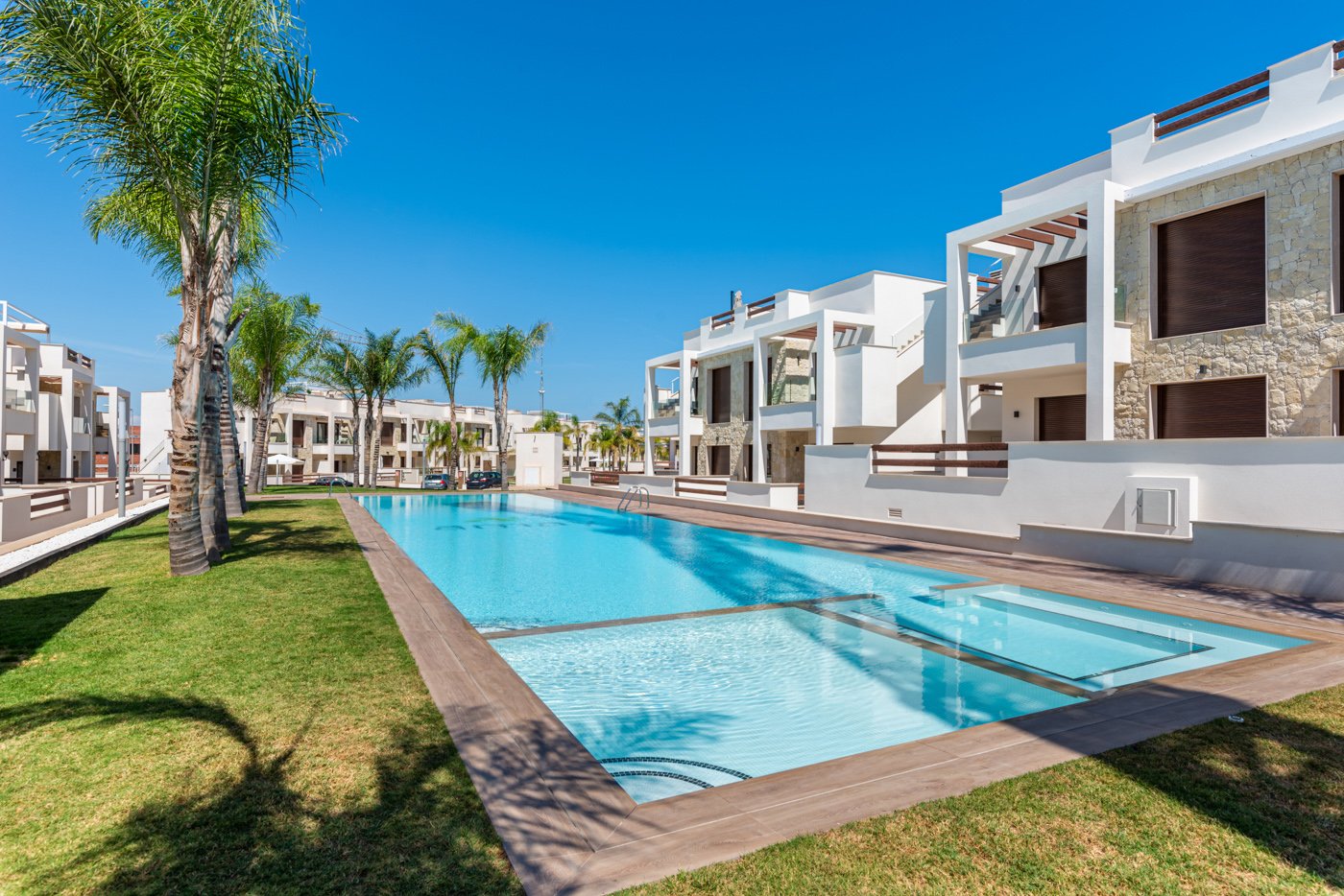 Erleben Sie den ultimativen mediterranen Lebensstil in diesem atemberaubenden Bungalow im obersten Stockwerk mit 2 Schlafzimmern und 2 Bädern an der