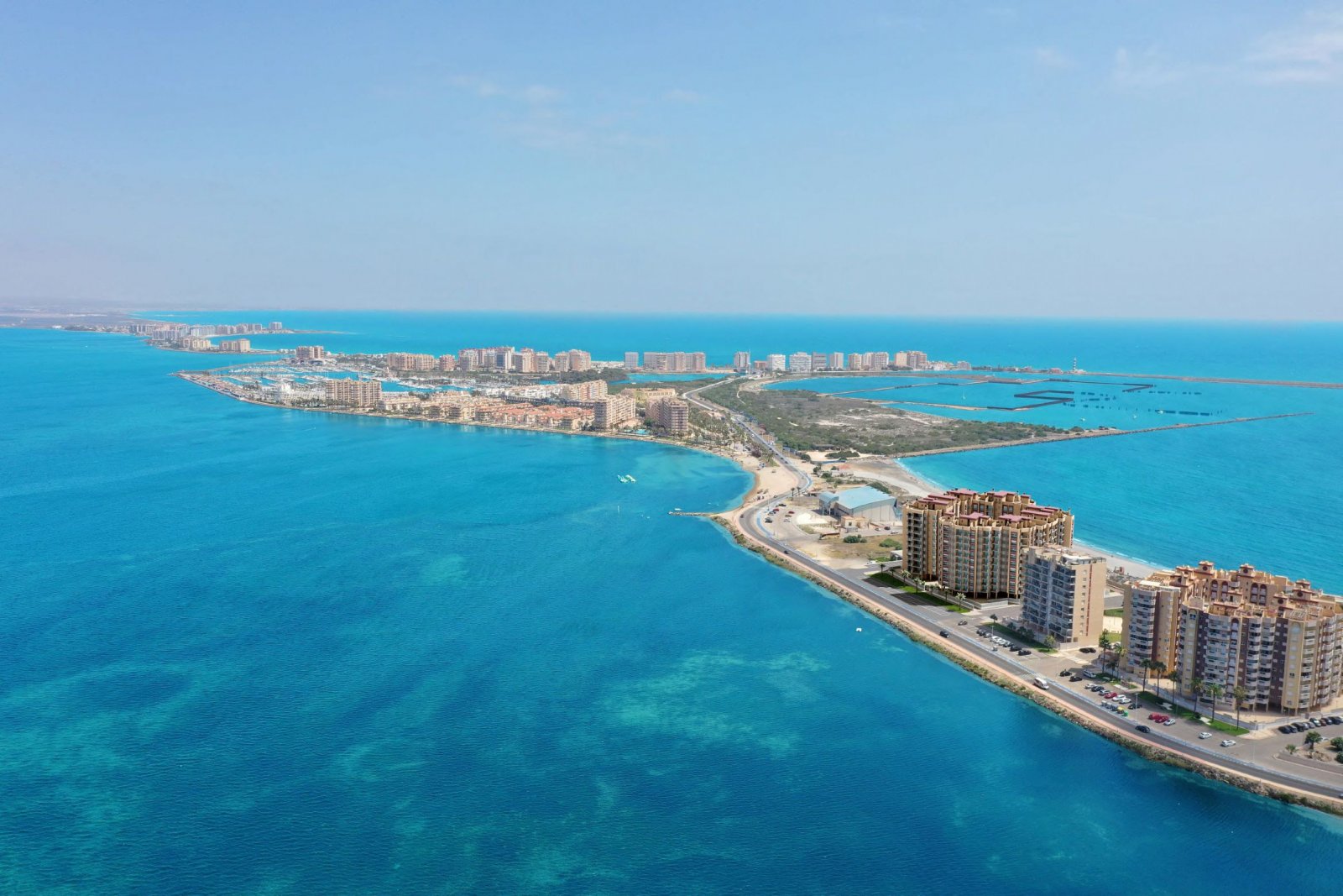  In der exklusiven Gegend von La Manga del Mar Menor gelegen, bietet diese Wohnanlage eine Auswahl von 167 Immobilien, darunter Apartments und Penthäu
