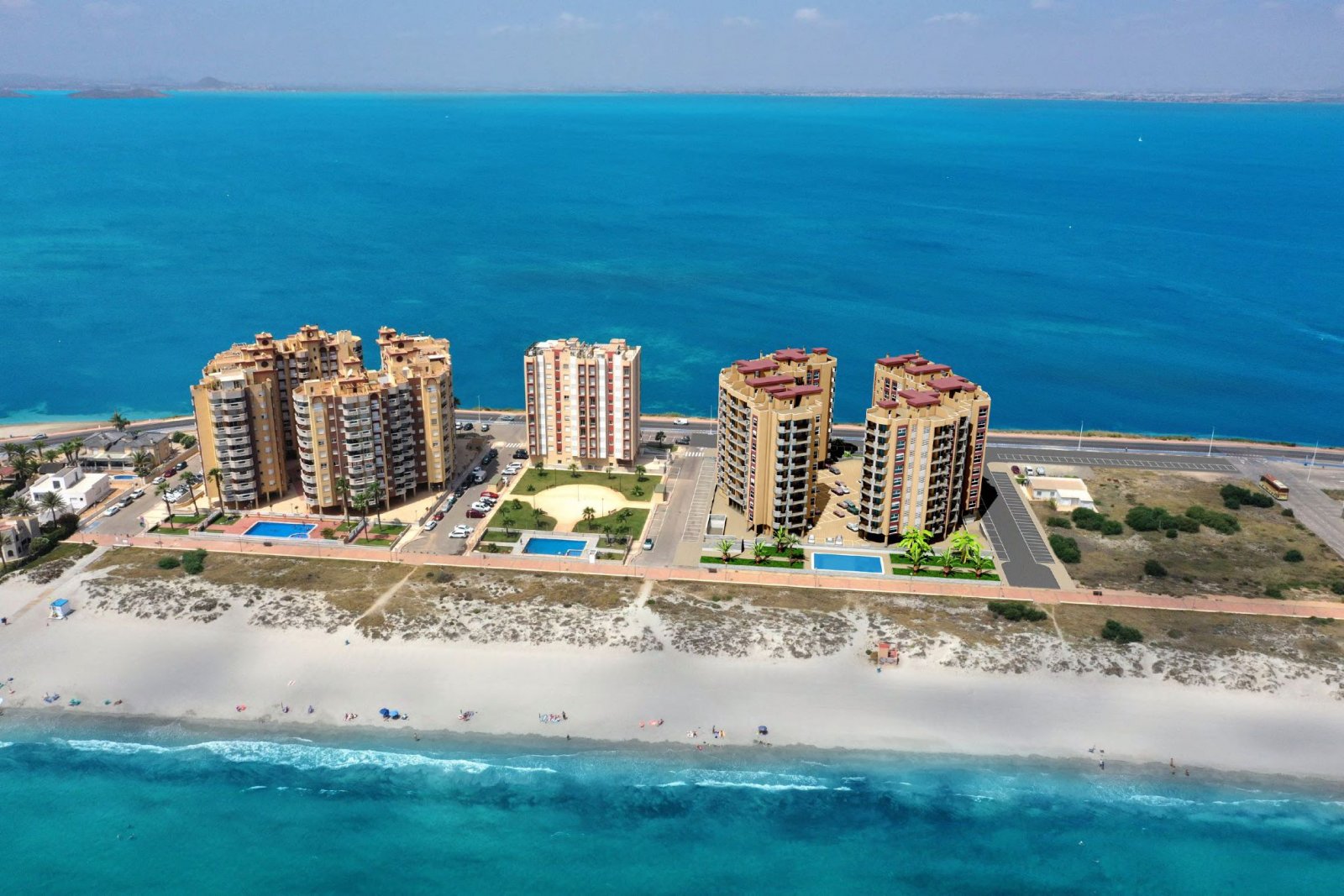  In der exklusiven Gegend von La Manga del Mar Menor gelegen, bietet diese Wohnanlage eine Auswahl von 167 Immobilien, darunter Apartments und Penthäu