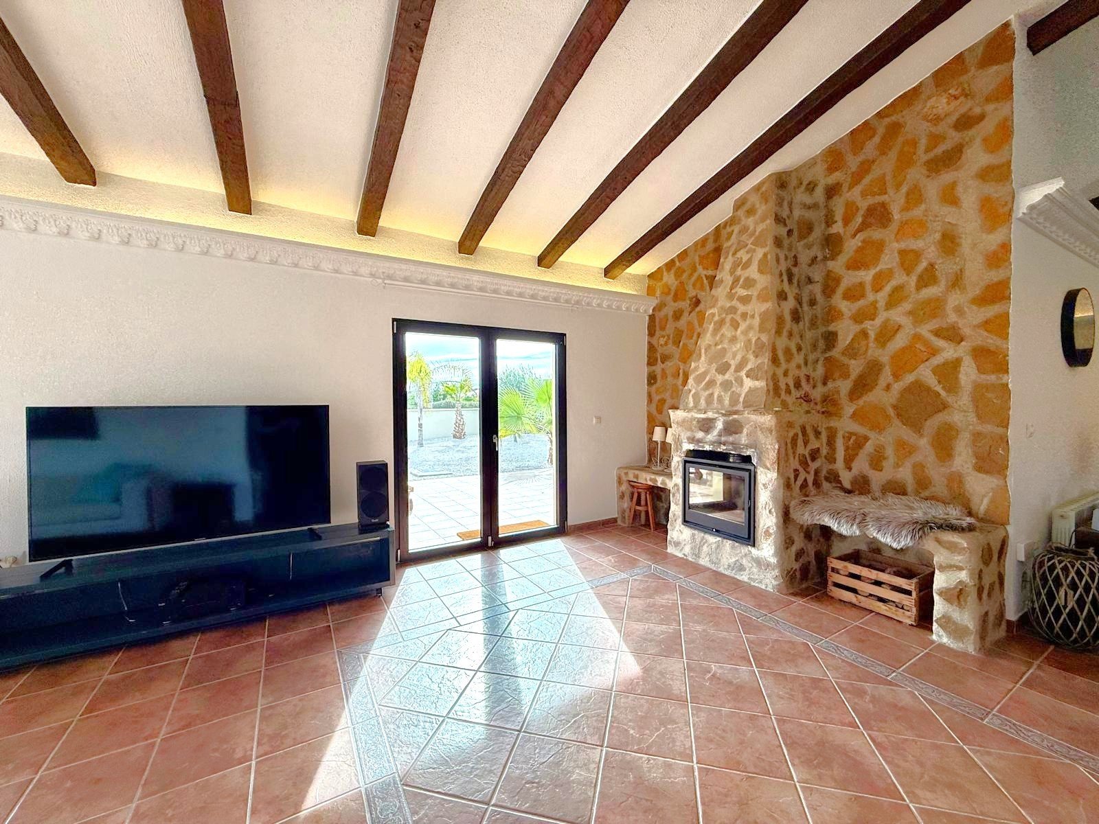 The property sits within a fenced-in land with a surface of 8.000 m2, predominantly flat with no views from neighbours;

 