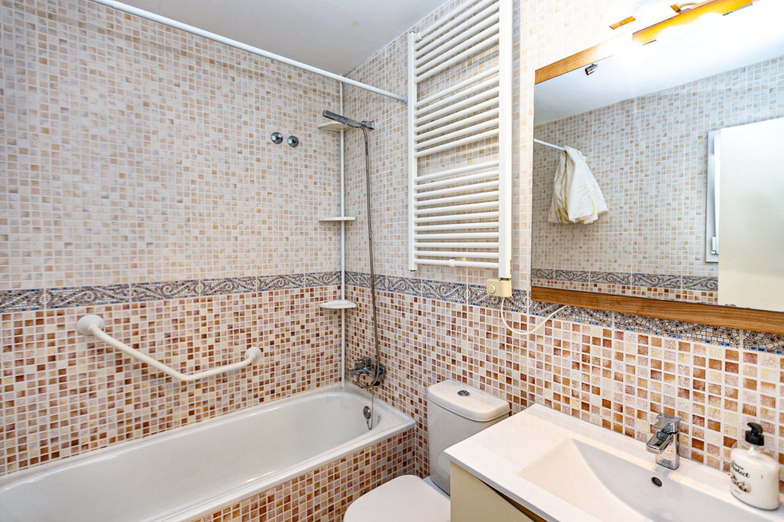 Wir präsentieren diese wunderschöne freistehende Villa in der Urbanisation La Marina, San Fulgencio (Alicante), einer sehr gefragten Wohngegend mit i