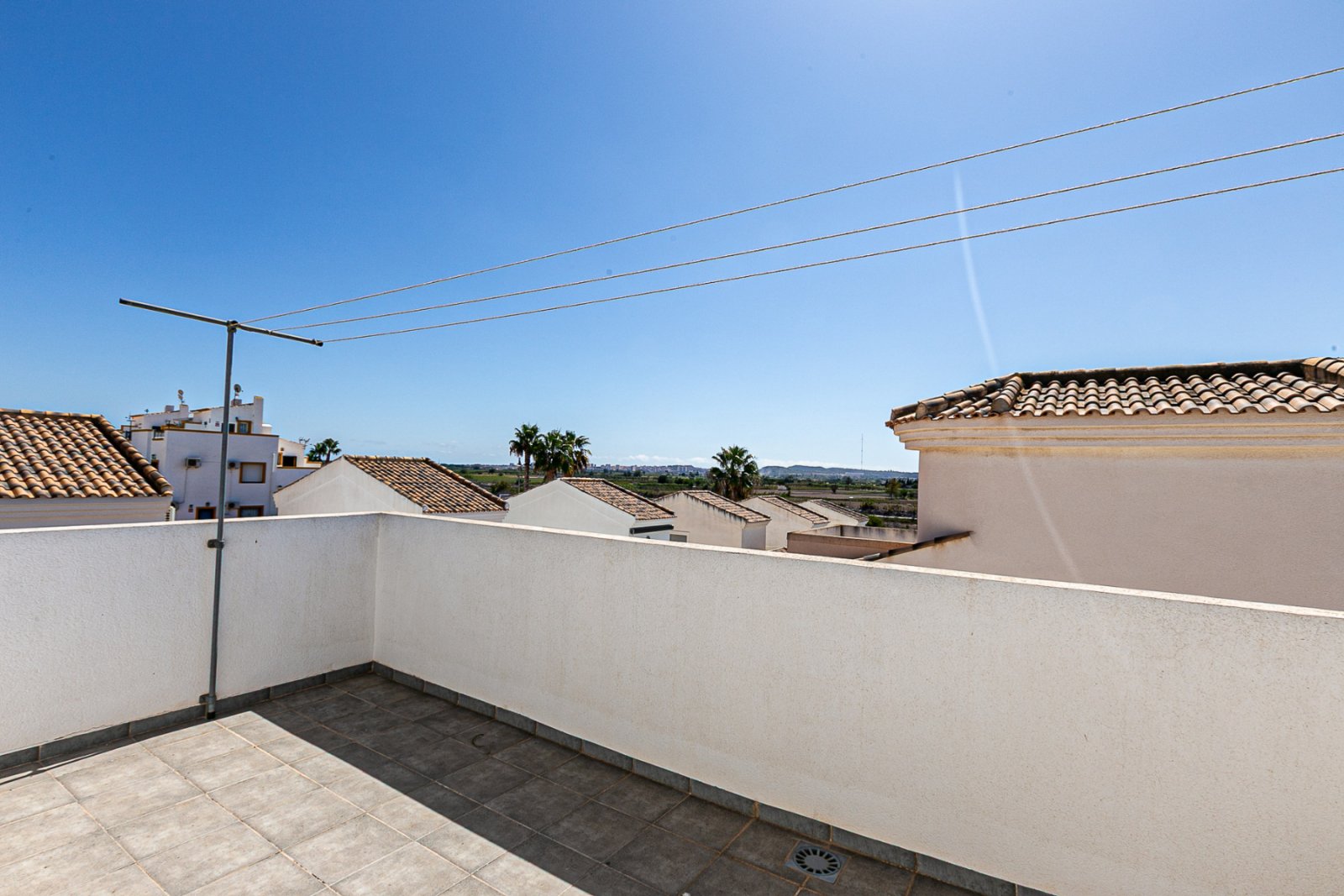 Wir präsentieren diese wunderschöne freistehende Villa in der Urbanisation La Marina, San Fulgencio (Alicante), einer sehr gefragten Wohngegend mit i