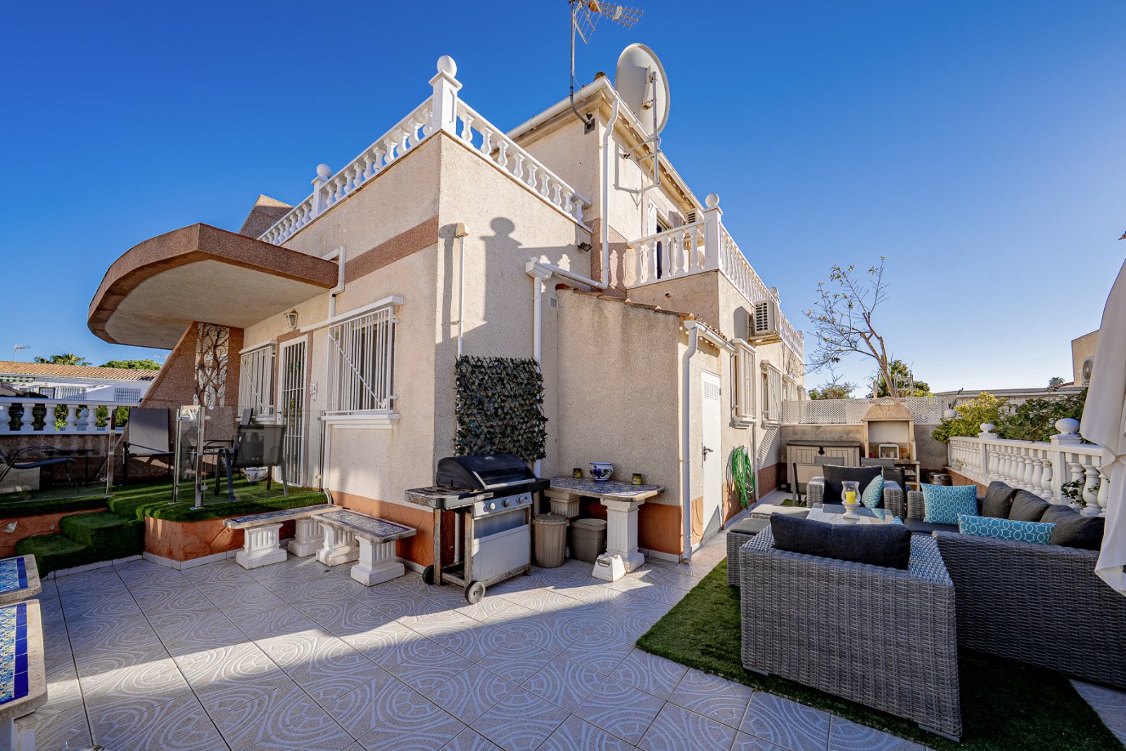 Diese gepflegte Vierfamilienvilla mit drei Schlafzimmern und zwei Badezimmern befindet sich in der begehrten Gegend von La Regia, Cabo Roig. Das im J