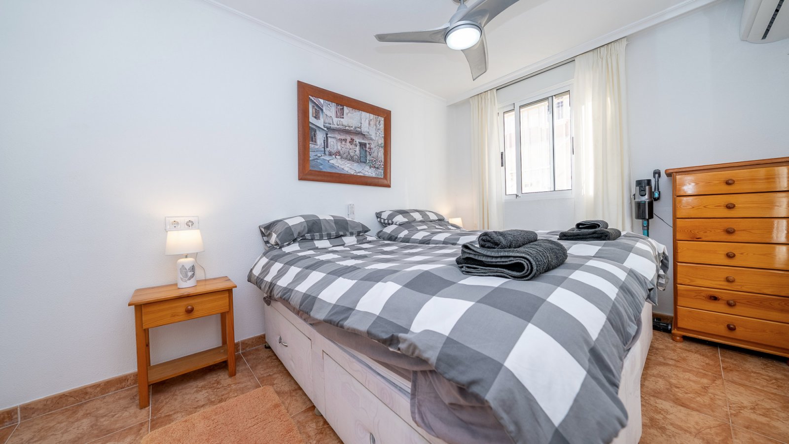 Diese gepflegte Vierfamilienvilla mit drei Schlafzimmern und zwei Badezimmern befindet sich in der begehrten Gegend von La Regia, Cabo Roig. Das im J
