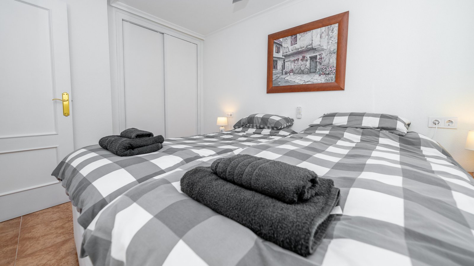 Diese gepflegte Vierfamilienvilla mit drei Schlafzimmern und zwei Badezimmern befindet sich in der begehrten Gegend von La Regia, Cabo Roig. Das im J