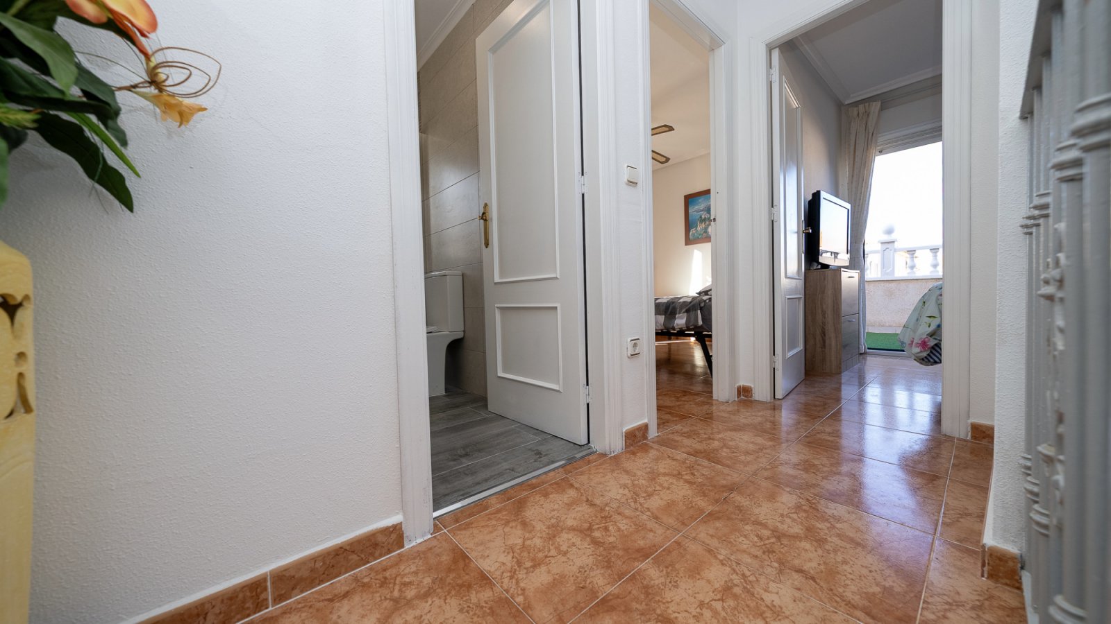 Diese gepflegte Vierfamilienvilla mit drei Schlafzimmern und zwei Badezimmern befindet sich in der begehrten Gegend von La Regia, Cabo Roig. Das im J