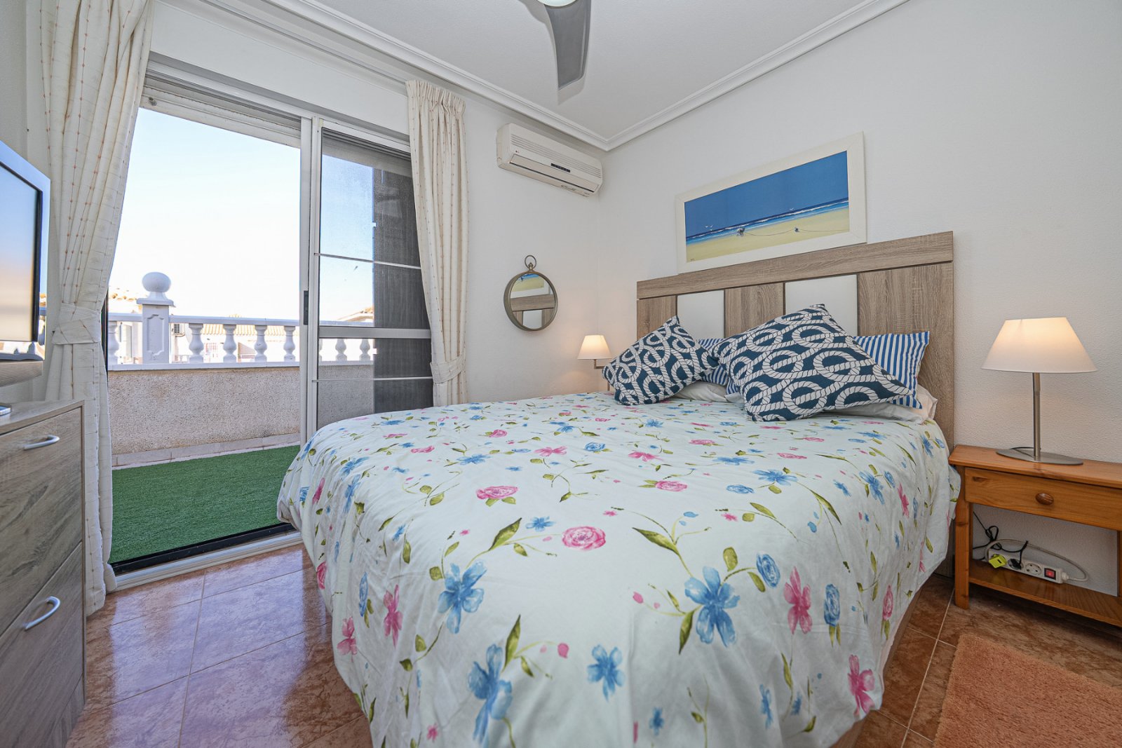 Diese gepflegte Vierfamilienvilla mit drei Schlafzimmern und zwei Badezimmern befindet sich in der begehrten Gegend von La Regia, Cabo Roig. Das im J