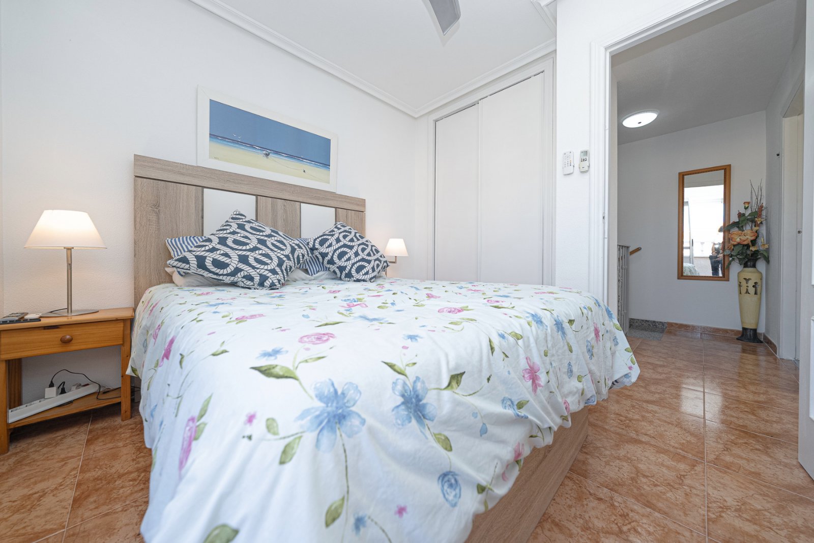 Diese gepflegte Vierfamilienvilla mit drei Schlafzimmern und zwei Badezimmern befindet sich in der begehrten Gegend von La Regia, Cabo Roig. Das im J