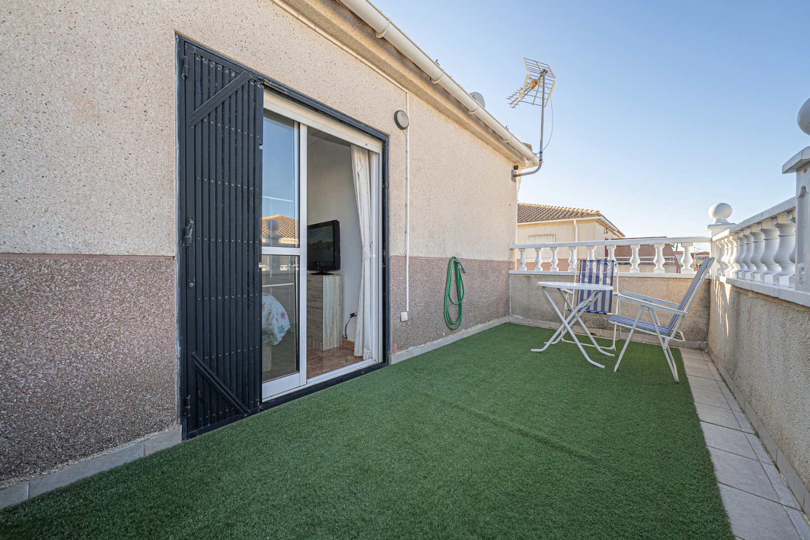 Diese gepflegte Vierfamilienvilla mit drei Schlafzimmern und zwei Badezimmern befindet sich in der begehrten Gegend von La Regia, Cabo Roig. Das im J
