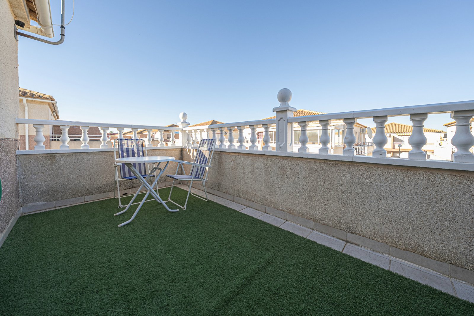 Diese gepflegte Vierfamilienvilla mit drei Schlafzimmern und zwei Badezimmern befindet sich in der begehrten Gegend von La Regia, Cabo Roig. Das im J