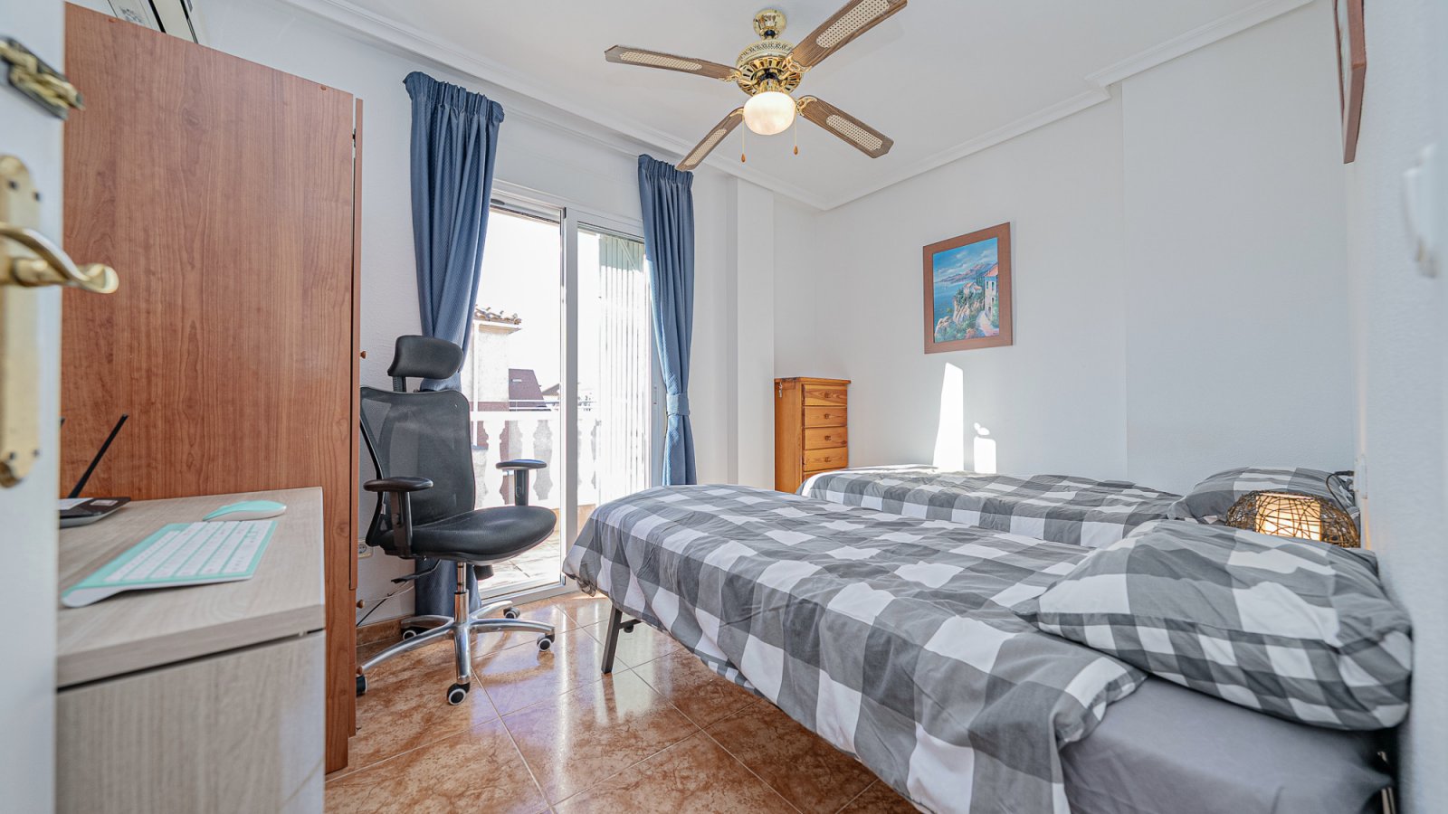Diese gepflegte Vierfamilienvilla mit drei Schlafzimmern und zwei Badezimmern befindet sich in der begehrten Gegend von La Regia, Cabo Roig. Das im J