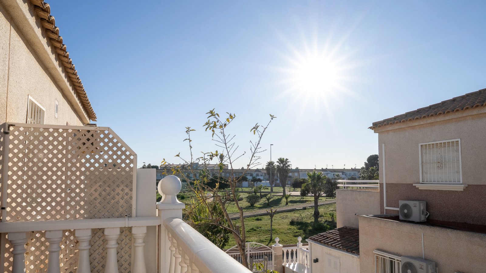 Diese gepflegte Vierfamilienvilla mit drei Schlafzimmern und zwei Badezimmern befindet sich in der begehrten Gegend von La Regia, Cabo Roig. Das im J