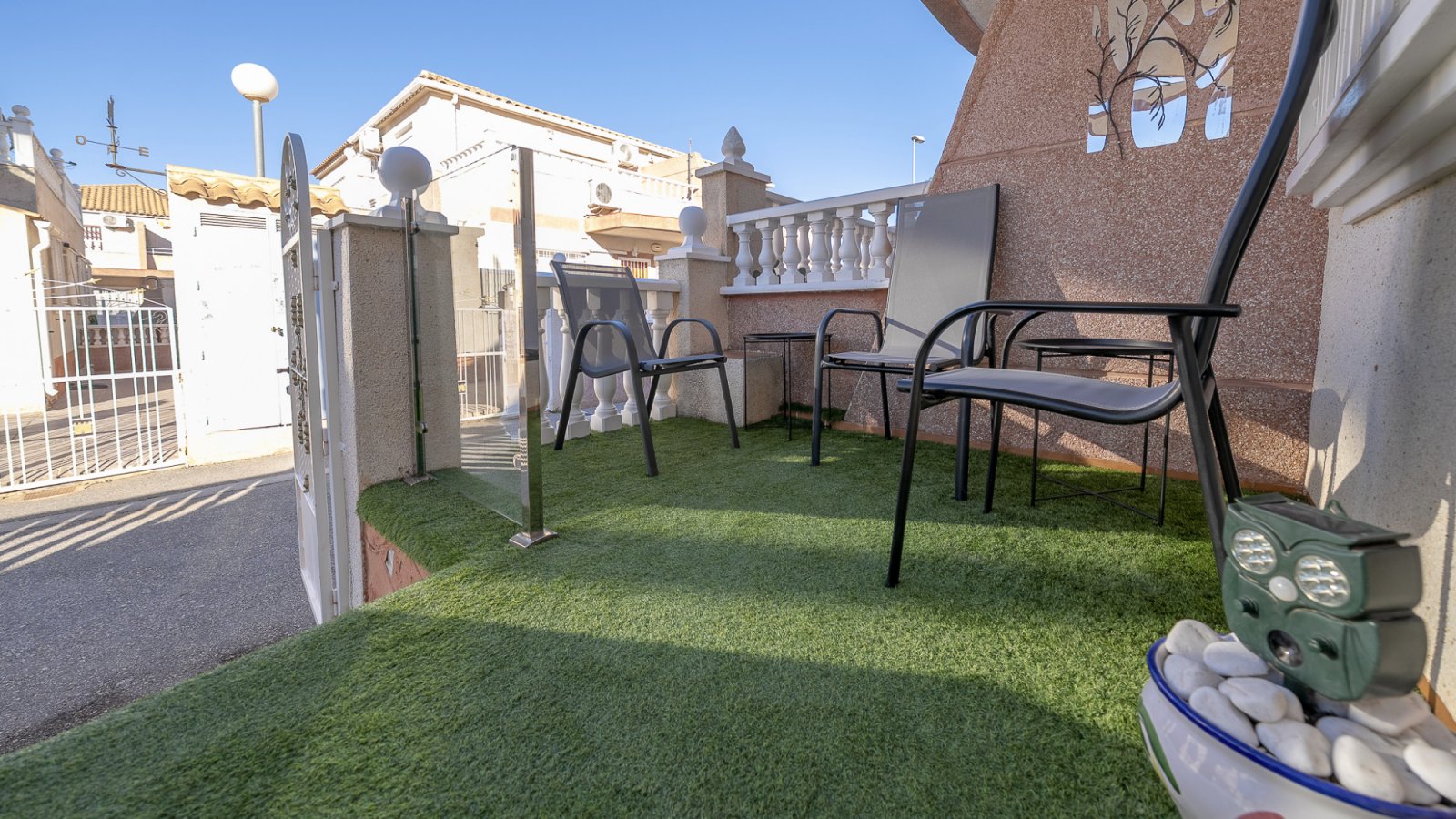 Diese gepflegte Vierfamilienvilla mit drei Schlafzimmern und zwei Badezimmern befindet sich in der begehrten Gegend von La Regia, Cabo Roig. Das im J