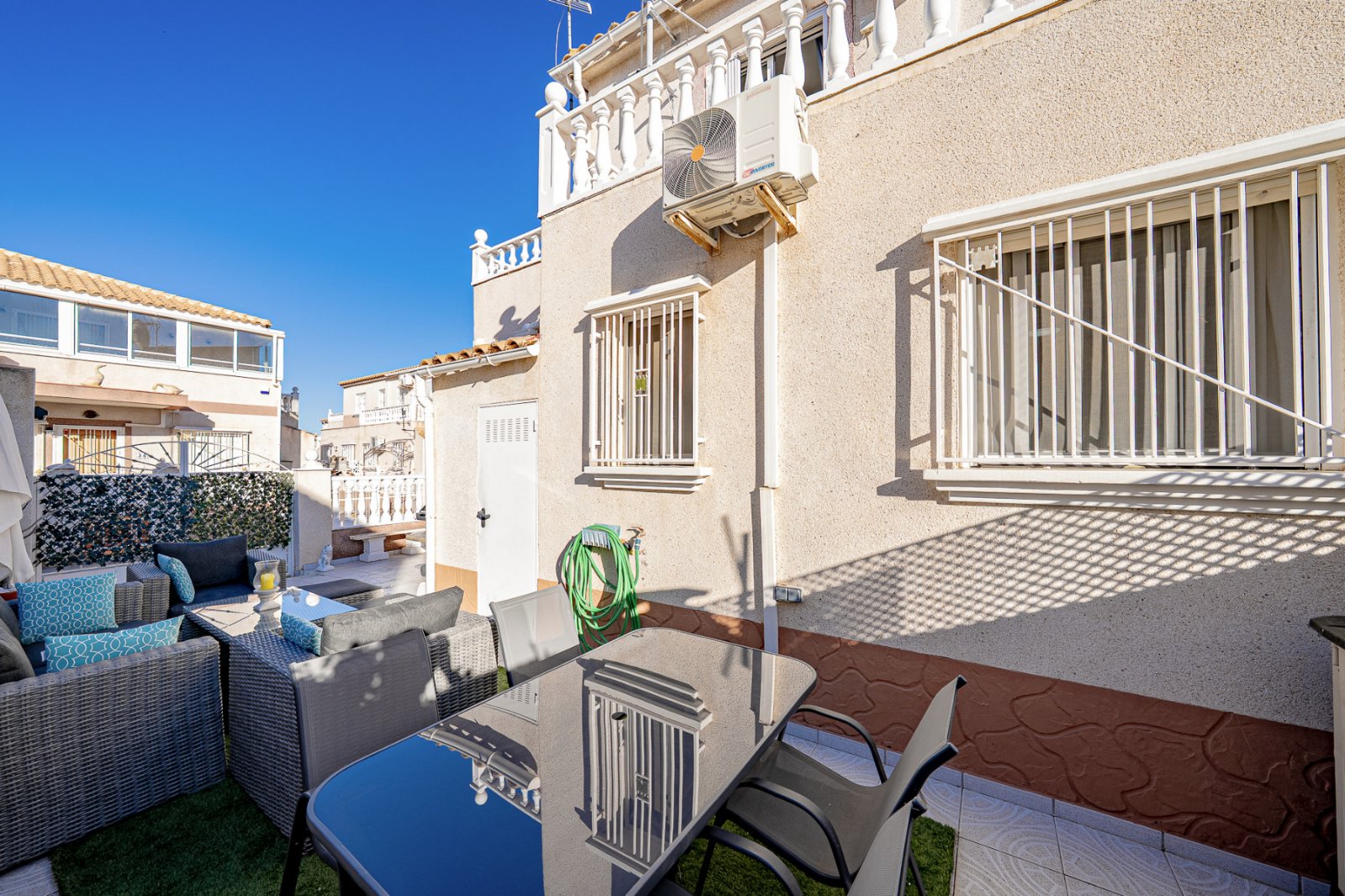 Diese gepflegte Vierfamilienvilla mit drei Schlafzimmern und zwei Badezimmern befindet sich in der begehrten Gegend von La Regia, Cabo Roig. Das im J