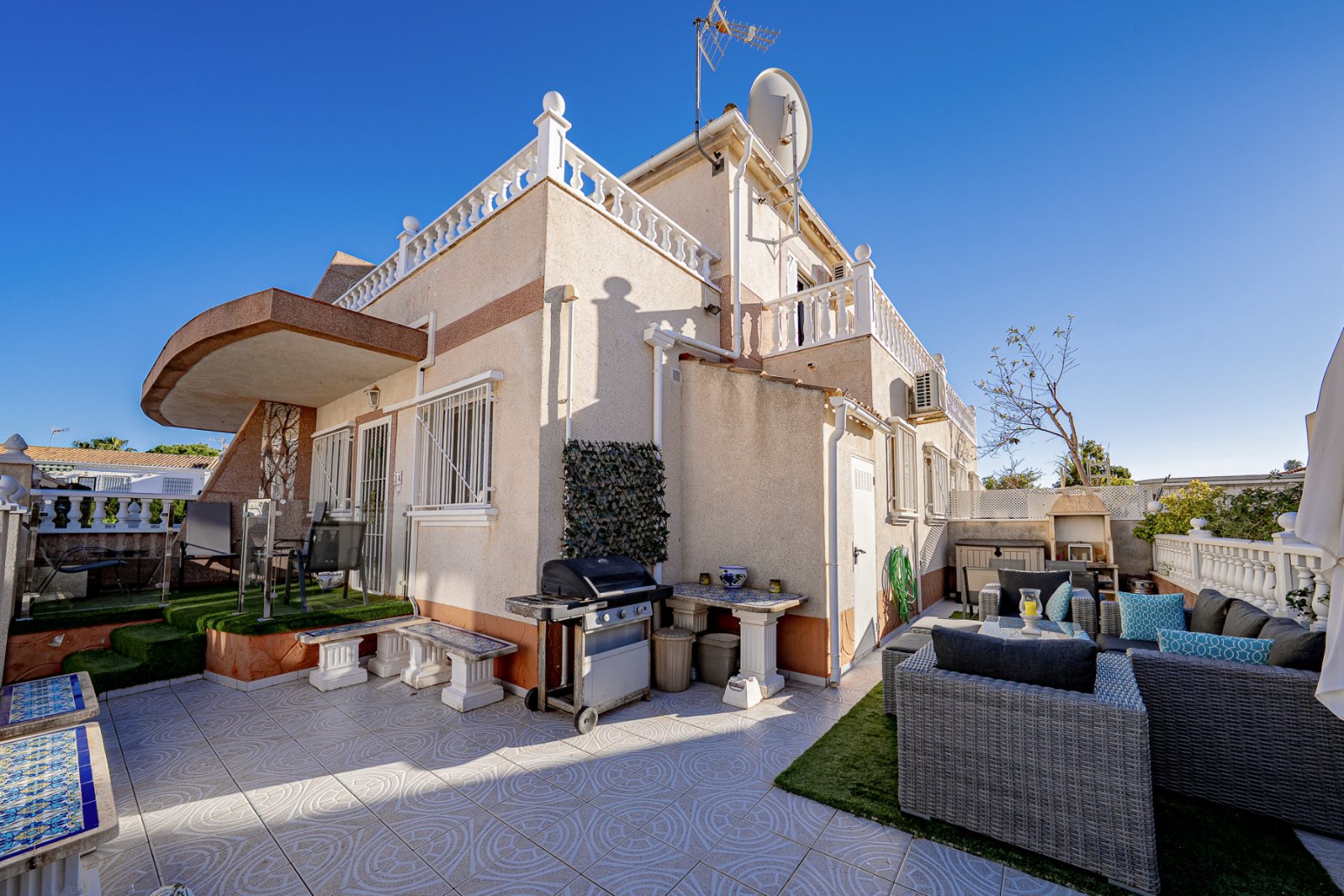 Diese gepflegte Vierfamilienvilla mit drei Schlafzimmern und zwei Badezimmern befindet sich in der begehrten Gegend von La Regia, Cabo Roig. Das im J
