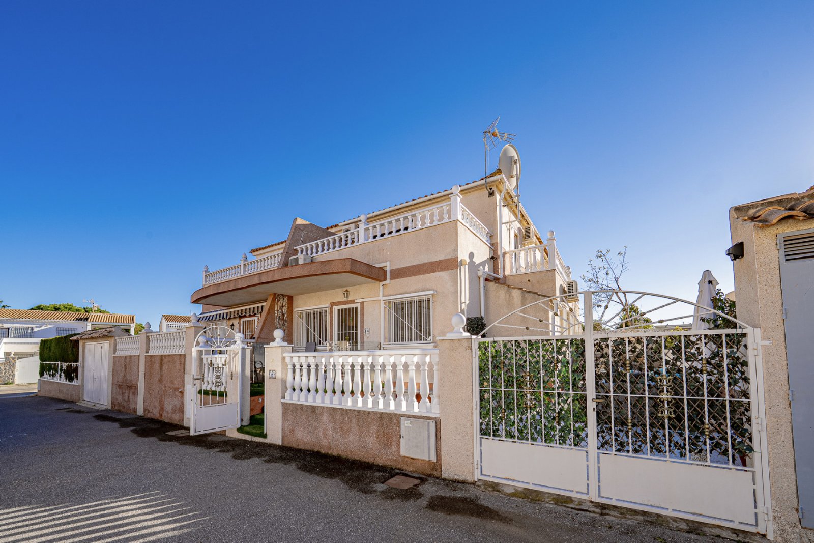 Diese gepflegte Vierfamilienvilla mit drei Schlafzimmern und zwei Badezimmern befindet sich in der begehrten Gegend von La Regia, Cabo Roig. Das im J