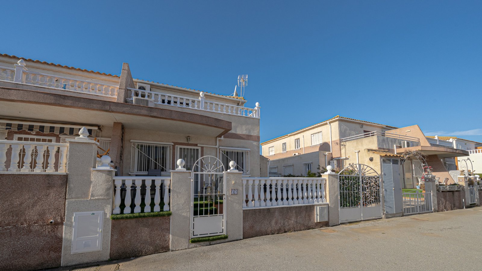 Diese gepflegte Vierfamilienvilla mit drei Schlafzimmern und zwei Badezimmern befindet sich in der begehrten Gegend von La Regia, Cabo Roig. Das im J