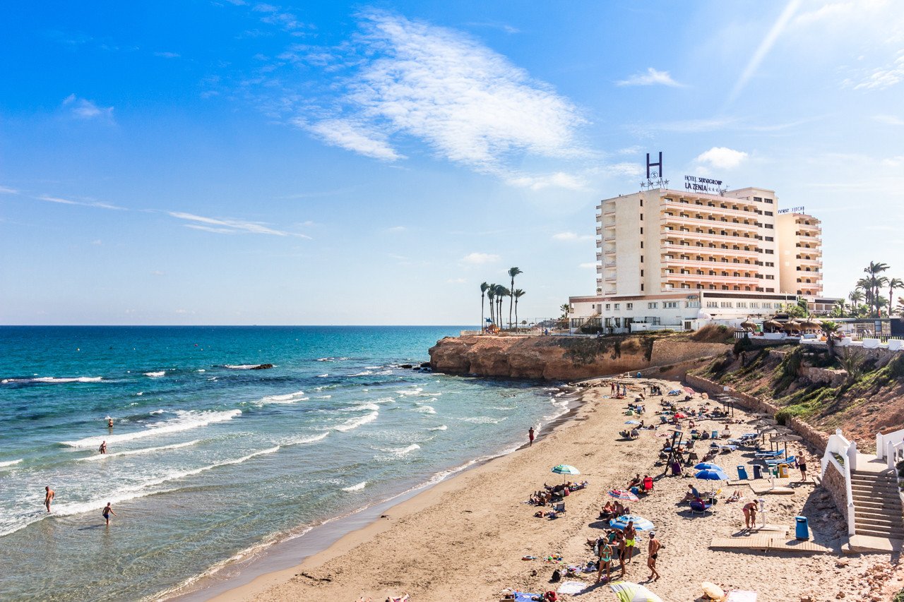 Diese gepflegte Vierfamilienvilla mit drei Schlafzimmern und zwei Badezimmern befindet sich in der begehrten Gegend von La Regia, Cabo Roig. Das im J