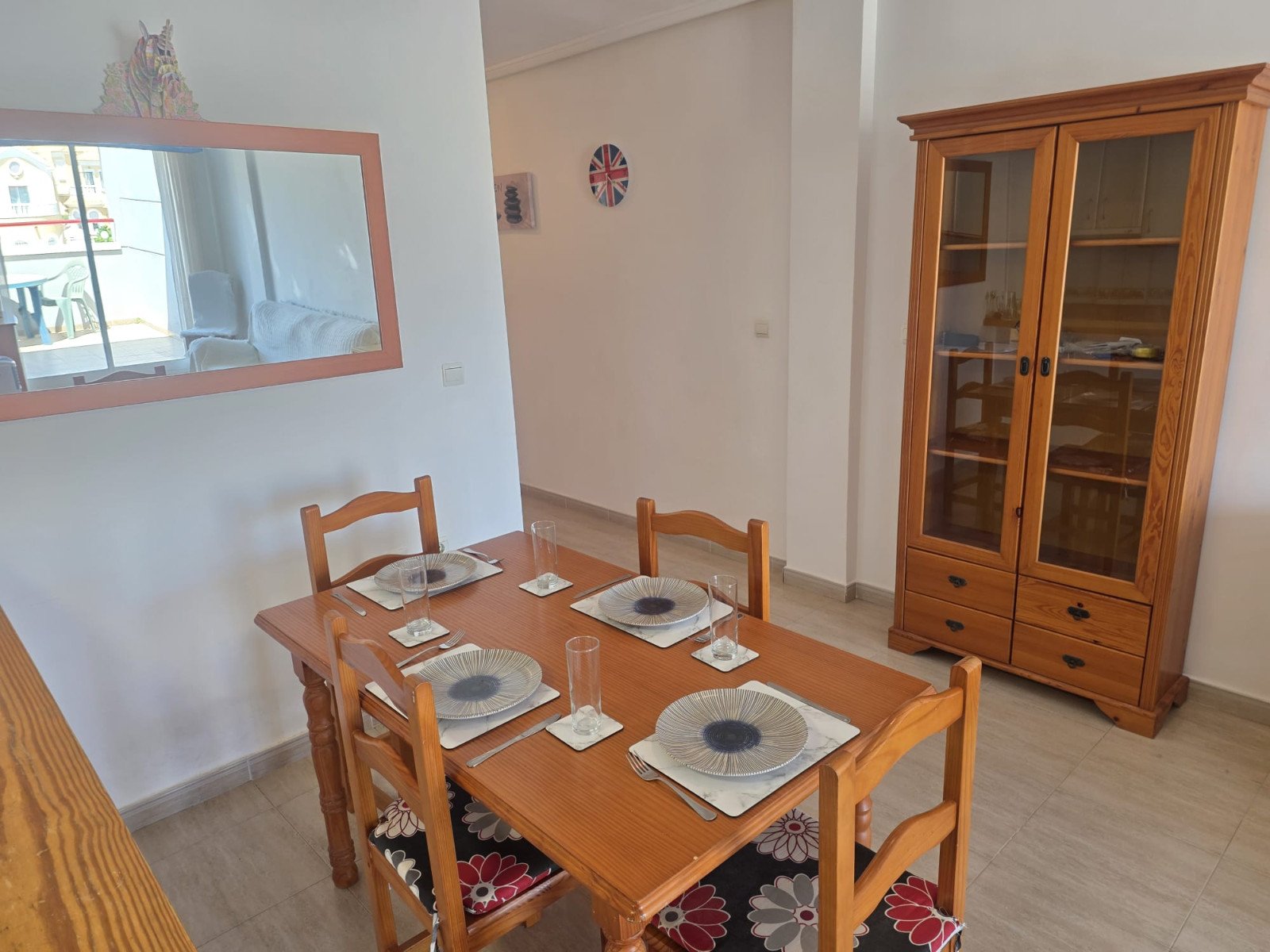 In der beliebten Gegend von El Galán in Orihuela Costa, unweit von Villamartín an der begehrten Costa Blanca Süd, bietet dieses charmante Penthouse-A